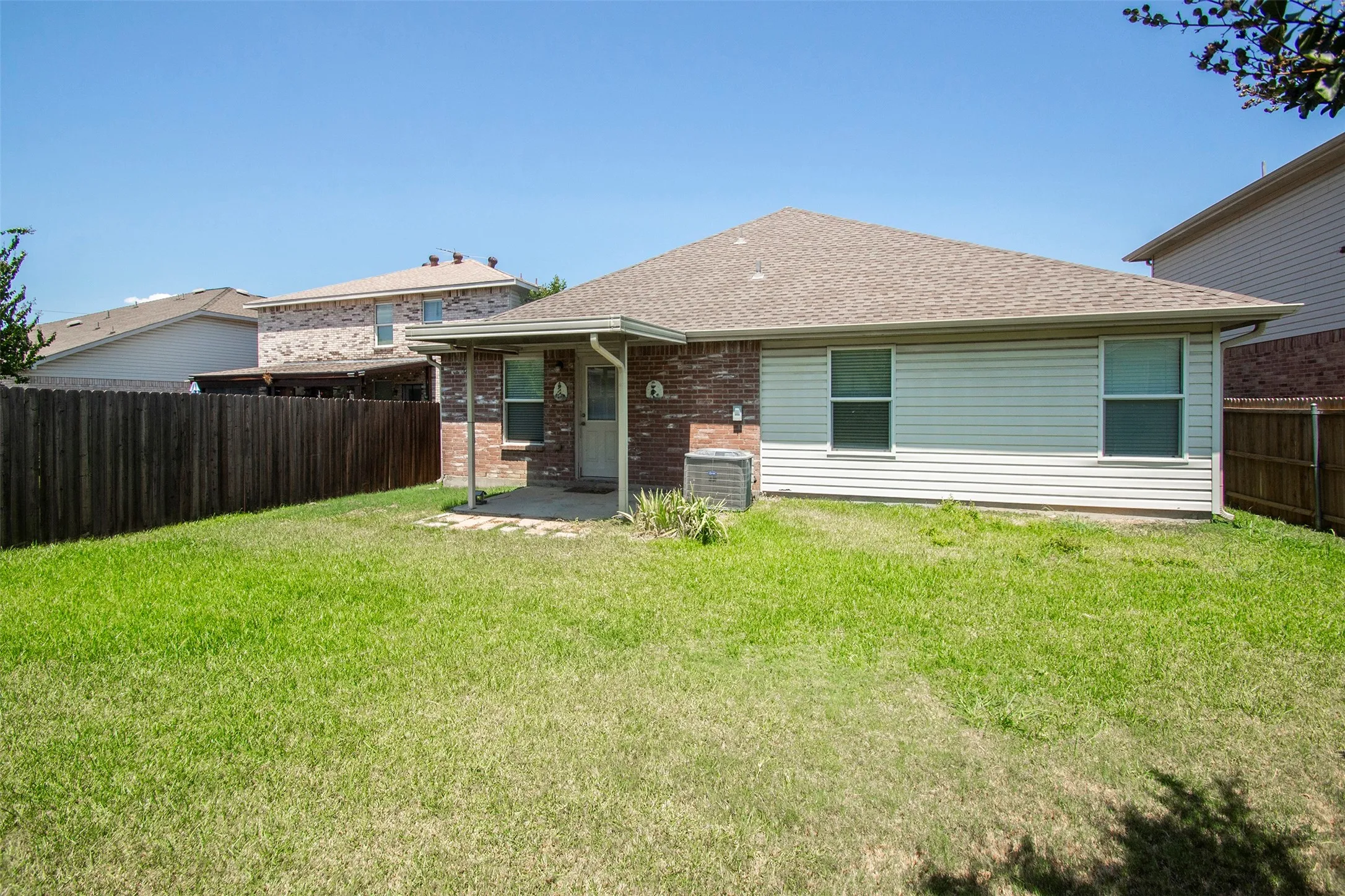 Single Family Residence For Rent in Denton County , 2812 Paddock Way, Denton, Texas 76210, 3 Bedroom, 2 Bathroom, 2 Garage spaces, 1,860 Sqft, built in 2006, mls#21321335, Real Estate Agent in Denton, Homes For Rent in Denton county, Homes For Rent in Denton, Realtor in Denton Texas, Real Estate Brokerage Independent Realty Texas, Luminita Cordes Realtor