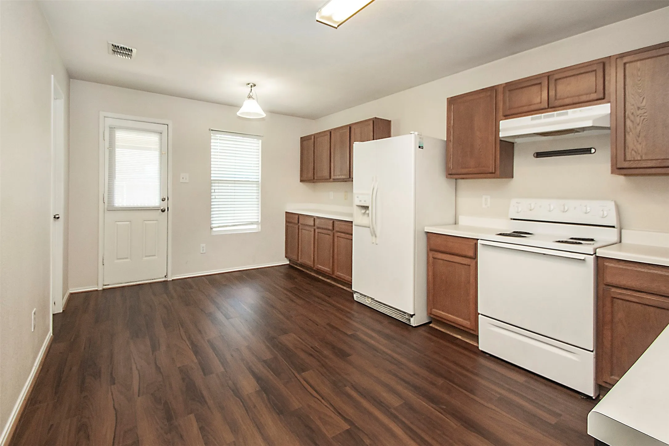Single Family Residence For Rent in Denton County , 2812 Paddock Way, Denton, Texas 76210, 3 Bedroom, 2 Bathroom, 2 Garage spaces, 1,860 Sqft, built in 2006, mls#21321335, Real Estate Agent in Denton, Homes For Rent in Denton county, Homes For Rent in Denton, Realtor in Denton Texas, Real Estate Brokerage Independent Realty Texas, Luminita Cordes Realtor