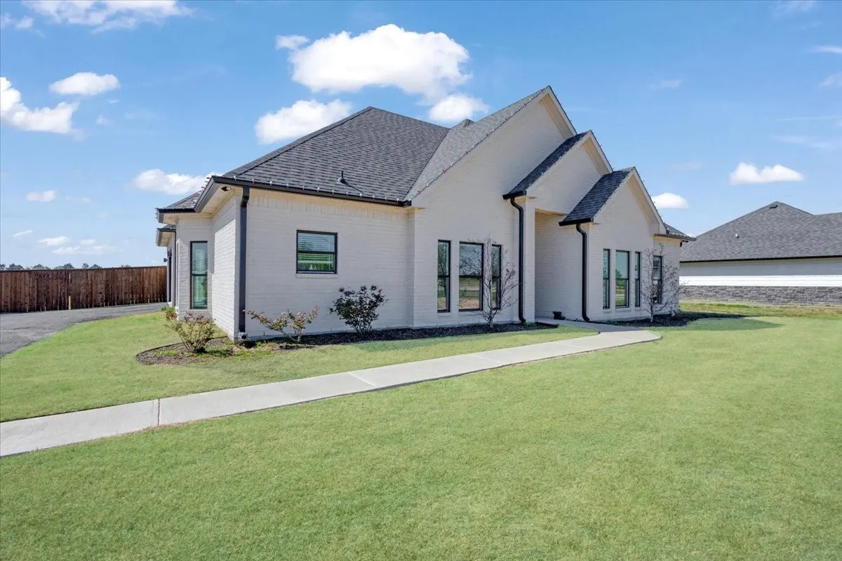 Single Family Residence For Sale in Lamar County , 6514 Old Clarksville Road, Reno, Texas 75462, 3 Bedroom, 2 Bathroom, 2 Garage spaces, 1,916 Sqft, built in 2023, mls#21323223, Real Estate Agent in Reno, Homes For Sale in Lamar county, Homes For Sale in Reno, Realtor in Reno Texas, Real Estate Brokerage Independent Realty Texas, Luminita Cordes Realtor