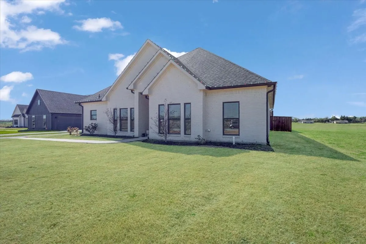 Single Family Residence For Sale in Lamar County , 6514 Old Clarksville Road, Reno, Texas 75462, 3 Bedroom, 2 Bathroom, 2 Garage spaces, 1,916 Sqft, built in 2023, mls#21323223, Real Estate Agent in Reno, Homes For Sale in Lamar county, Homes For Sale in Reno, Realtor in Reno Texas, Real Estate Brokerage Independent Realty Texas, Luminita Cordes Realtor