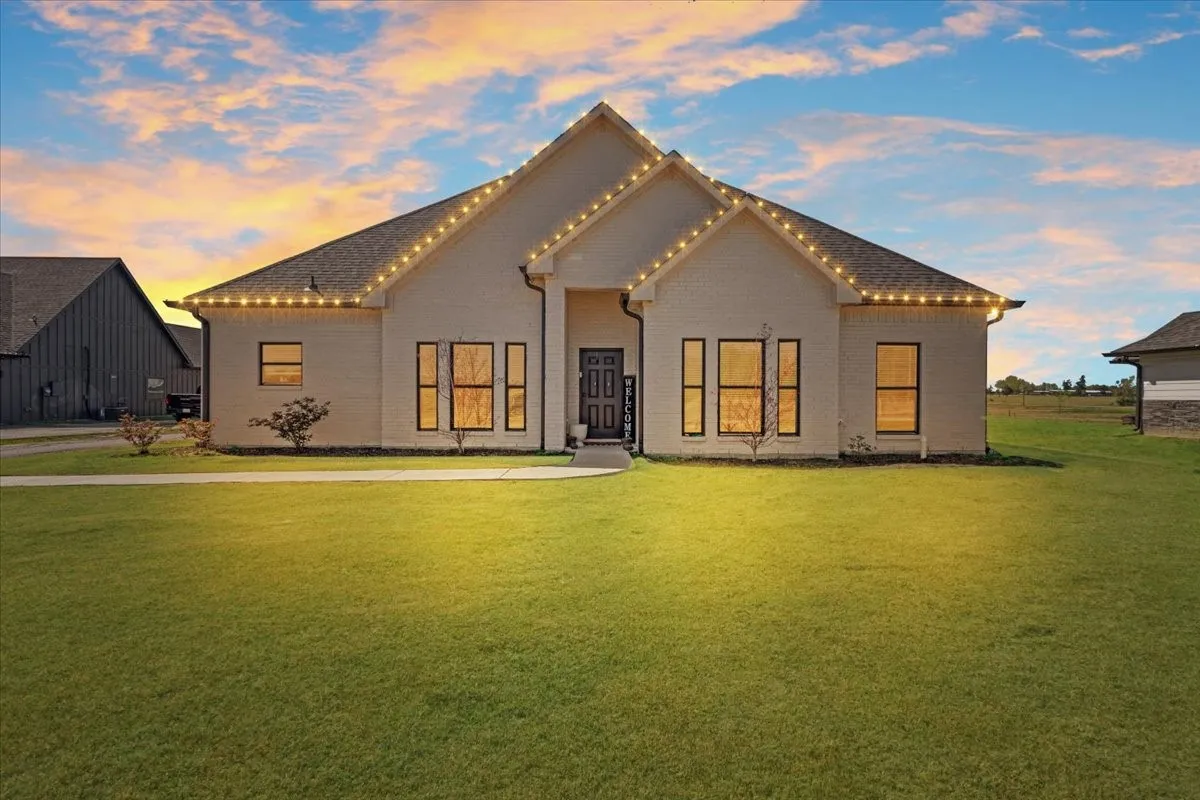 Single Family Residence For Sale in Lamar County , 6514 Old Clarksville Road, Reno, Texas 75462, 3 Bedroom, 2 Bathroom, 2 Garage spaces, 1,916 Sqft, built in 2023, mls#21323223, Real Estate Agent in Reno, Homes For Sale in Lamar county, Homes For Sale in Reno, Realtor in Reno Texas, Real Estate Brokerage Independent Realty Texas, Luminita Cordes Realtor