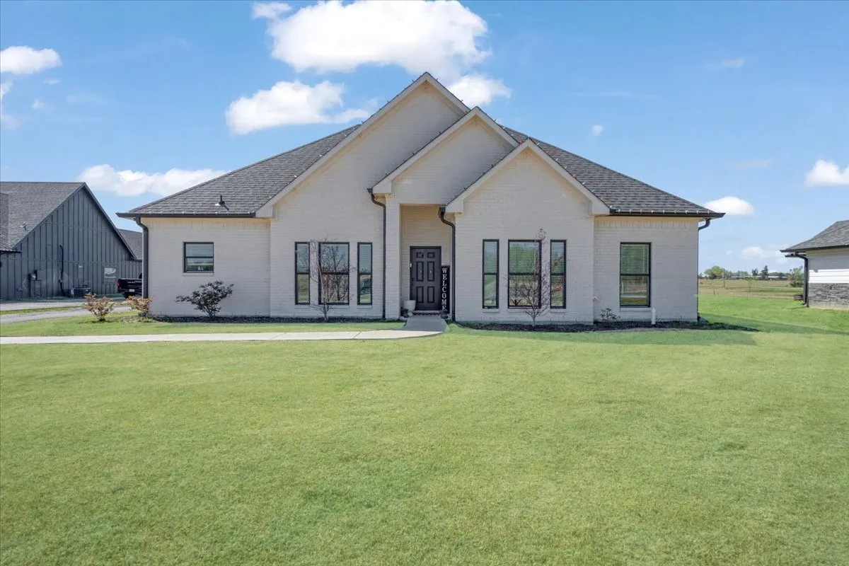 Single Family Residence For Sale in Lamar County , 6514 Old Clarksville Road, Reno, Texas 75462, 3 Bedroom, 2 Bathroom, 2 Garage spaces, 1,916 Sqft, built in 2023, mls#21323223, Real Estate Agent in Reno, Homes For Sale in Lamar county, Homes For Sale in Reno, Realtor in Reno Texas, Real Estate Brokerage Independent Realty Texas, Luminita Cordes Realtor