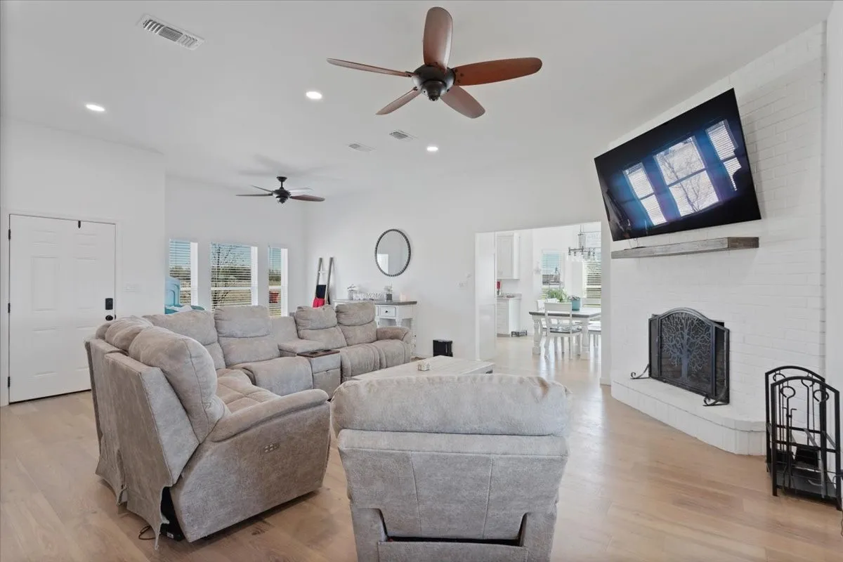 Single Family Residence For Sale in Lamar County , 6514 Old Clarksville Road, Reno, Texas 75462, 3 Bedroom, 2 Bathroom, 2 Garage spaces, 1,916 Sqft, built in 2023, mls#21323223, Real Estate Agent in Reno, Homes For Sale in Lamar county, Homes For Sale in Reno, Realtor in Reno Texas, Real Estate Brokerage Independent Realty Texas, Luminita Cordes Realtor