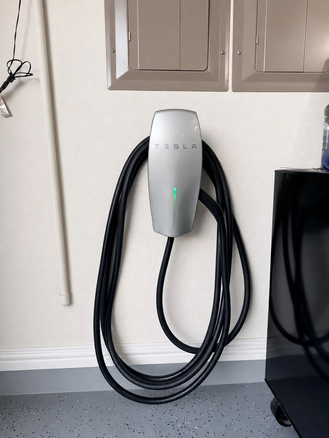Dedicated electric vehicle charging station with integrated cable management