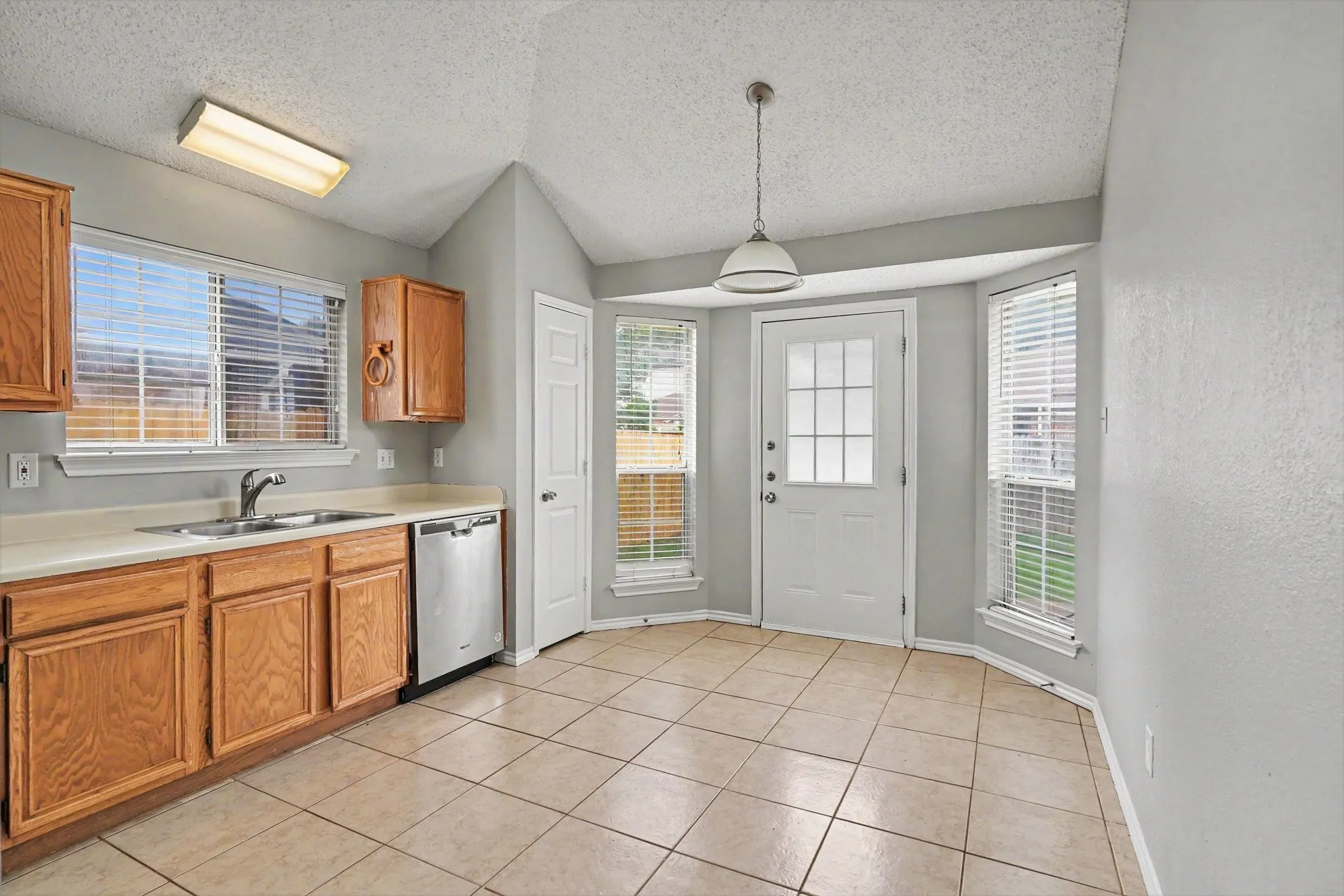 Single Family Residence For Sale in Tarrant County , 8844 Mystic Trail, Fort Worth, Texas 76118, 3 Bedroom, 2 Bathroom, 2 Garage spaces, 1,510 Sqft, built in 1987, mls#21301955, Real Estate Agent in Fort Worth, Homes For Sale in Tarrant county, Homes For Sale in Fort Worth, Realtor in Fort Worth Texas, Real Estate Brokerage Independent Realty Texas, Luminita Cordes Realtor