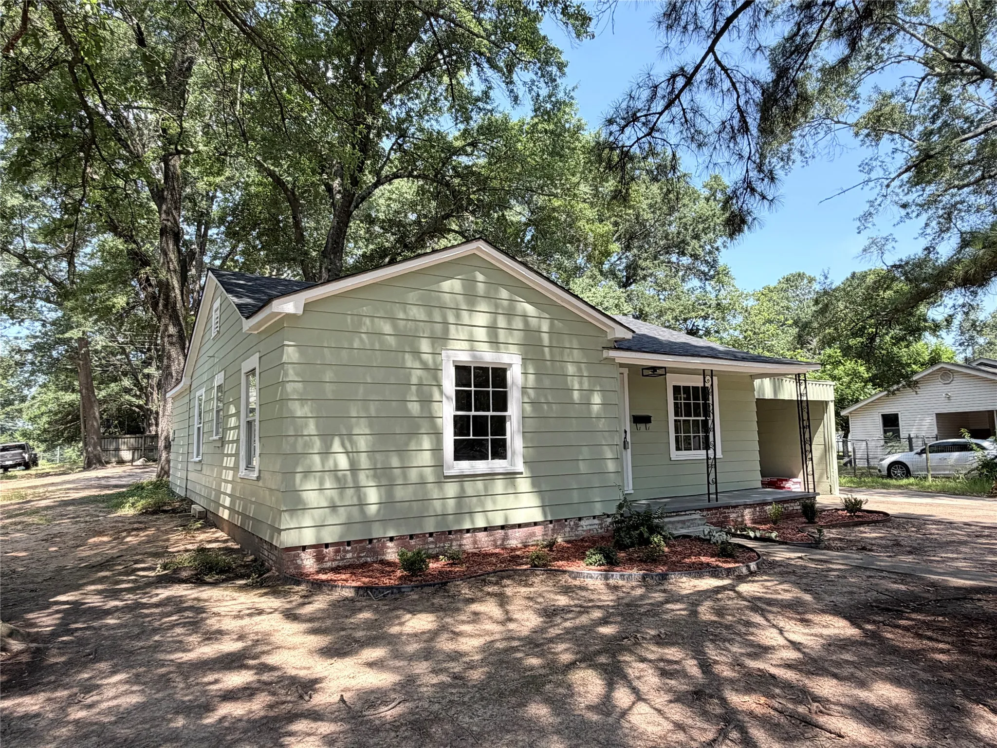 Single Family Residence For Sale in Bowie County , 4101 Elizabeth, Texarkana, Texas 75503, 3 Bedrooms, 2 Bathrooms, Garage spaces, 1,256 Sqft, built in 1940, Price $135,000, mls#21323276, Real Estate Agent in Texarkana, Homes For Sale in Bowie county, Homes For Sale in Texarkana, Realtor in Texarkana Texas, Real Estate Brokerage Independent Realty Texas, Luminita Cordes Realtor