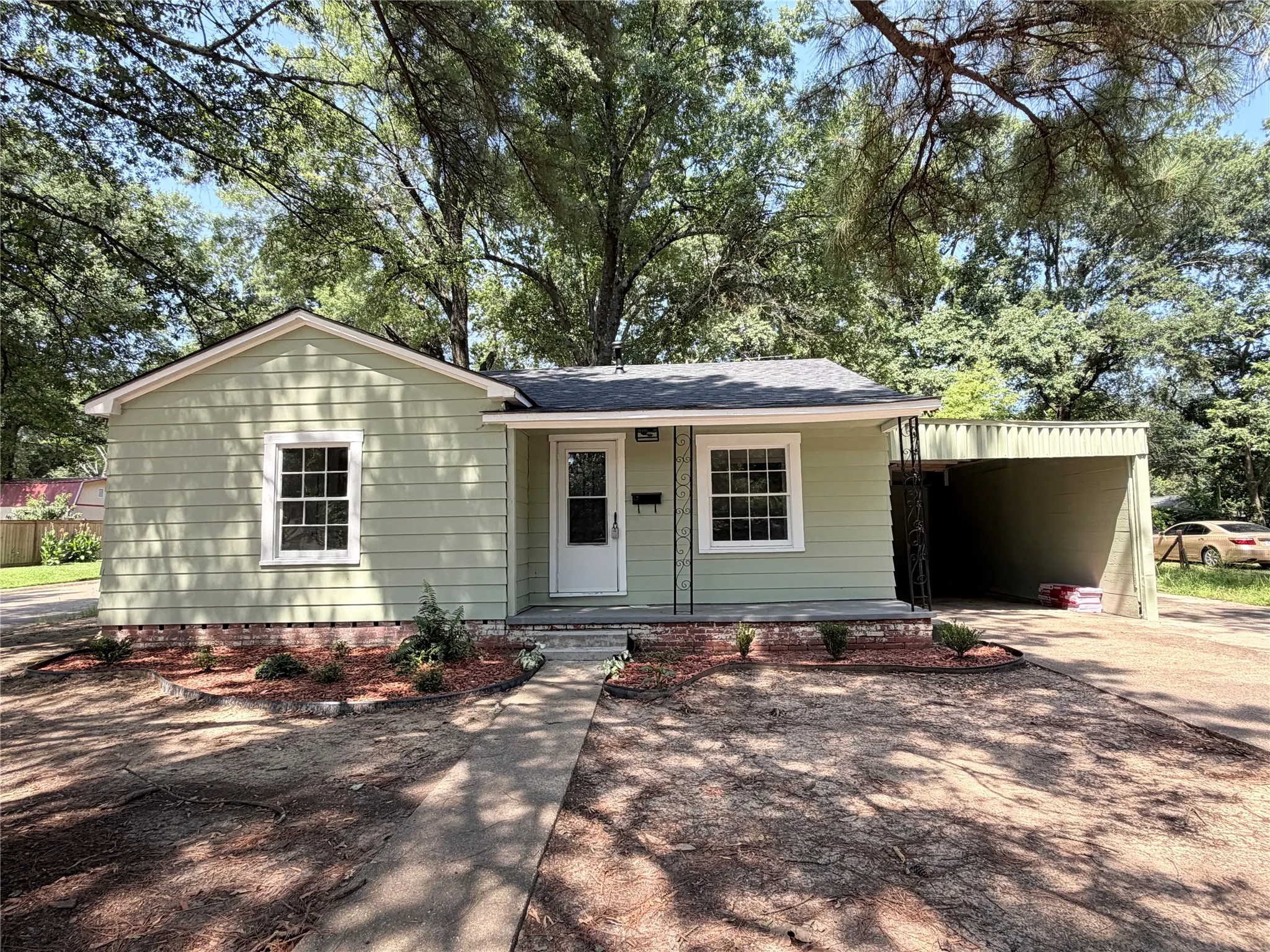 Single Family Residence For Sale in Bowie County , 4101 Elizabeth, Texarkana, Texas 75503, 3 Bedrooms, 2 Bathrooms, Garage spaces, 1,256 Sqft, built in 1940, Price $135,000, mls#21323276, Real Estate Agent in Texarkana, Homes For Sale in Bowie county, Homes For Sale in Texarkana, Realtor in Texarkana Texas, Real Estate Brokerage Independent Realty Texas, Luminita Cordes Realtor