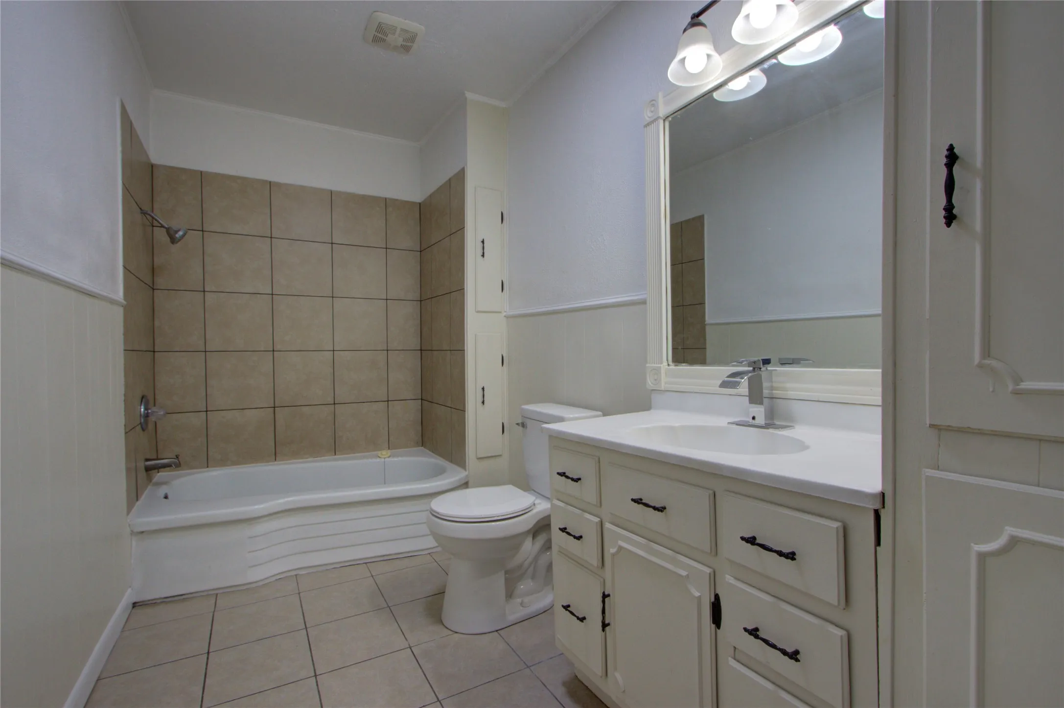 Single Family Residence For Sale in Bowie County , 4101 Elizabeth, Texarkana, Texas 75503, 3 Bedrooms, 2 Bathrooms, Garage spaces, 1,256 Sqft, built in 1940, Price $135,000, mls#21323276, Real Estate Agent in Texarkana, Homes For Sale in Bowie county, Homes For Sale in Texarkana, Realtor in Texarkana Texas, Real Estate Brokerage Independent Realty Texas, Luminita Cordes Realtor