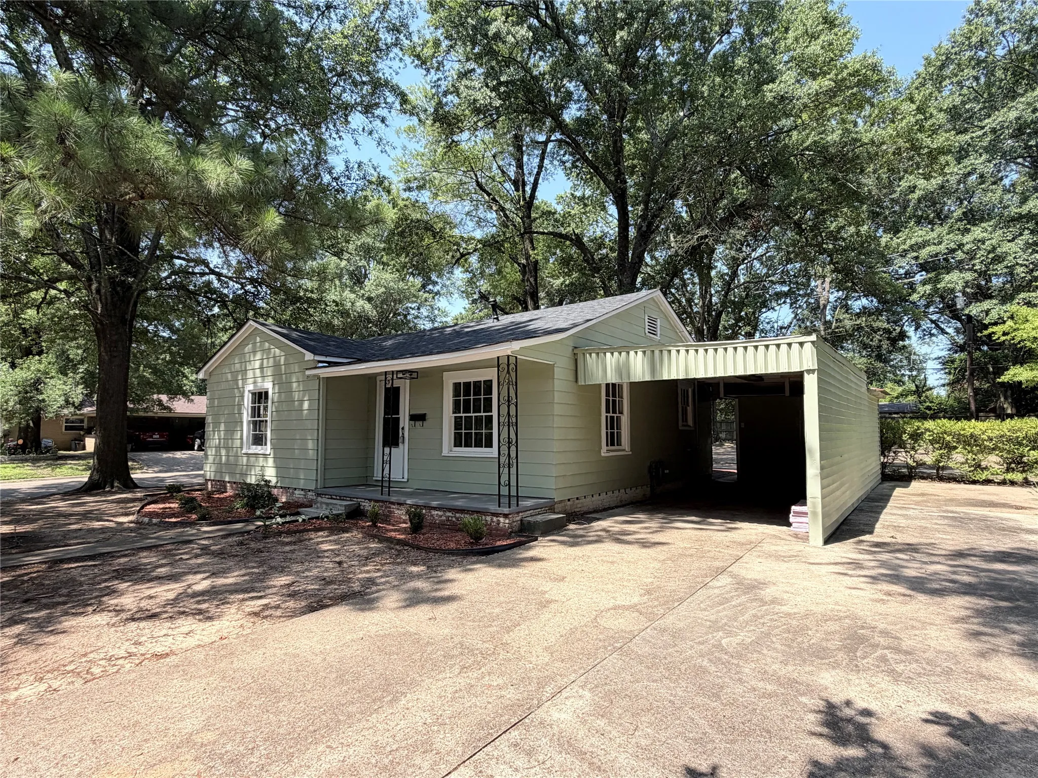 Single Family Residence For Sale in Bowie County , 4101 Elizabeth, Texarkana, Texas 75503, 3 Bedrooms, 2 Bathrooms, Garage spaces, 1,256 Sqft, built in 1940, Price $135,000, mls#21323276, Real Estate Agent in Texarkana, Homes For Sale in Bowie county, Homes For Sale in Texarkana, Realtor in Texarkana Texas, Real Estate Brokerage Independent Realty Texas, Luminita Cordes Realtor