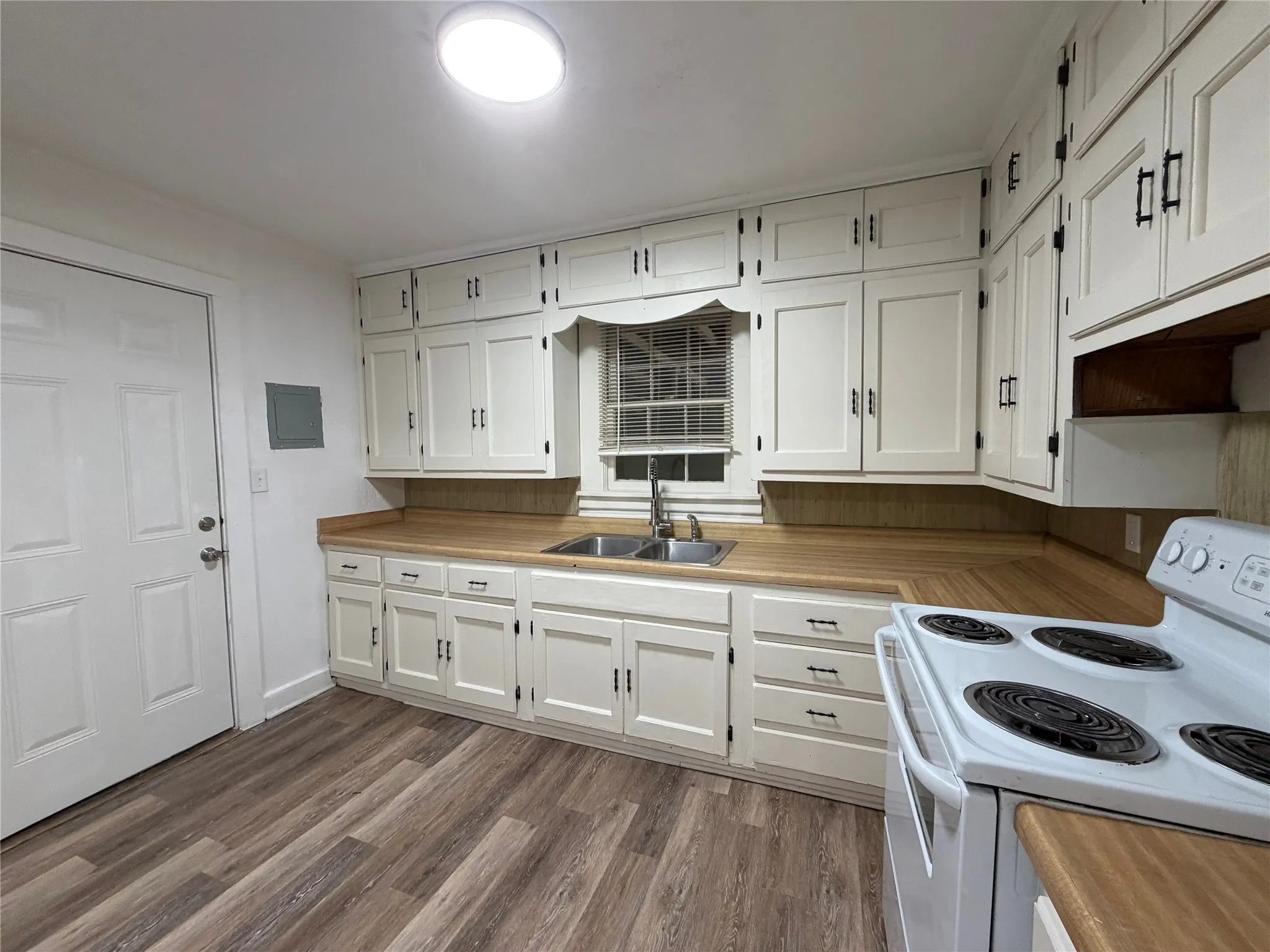 Single Family Residence For Sale in Bowie County , 4101 Elizabeth, Texarkana, Texas 75503, 3 Bedrooms, 2 Bathrooms, Garage spaces, 1,256 Sqft, built in 1940, Price $135,000, mls#21323276, Real Estate Agent in Texarkana, Homes For Sale in Bowie county, Homes For Sale in Texarkana, Realtor in Texarkana Texas, Real Estate Brokerage Independent Realty Texas, Luminita Cordes Realtor
