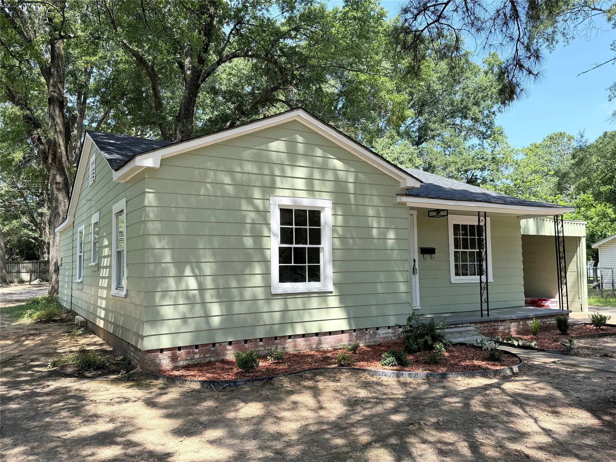 Single Family Residence For Sale in Bowie County , 4101 Elizabeth, Texarkana, Texas 75503, 3 Bedrooms, 2 Bathrooms, Garage spaces, 1,256 Sqft, built in 1940, Price $135,000, mls#21323276, Real Estate Agent in Texarkana, Homes For Sale in Bowie county, Homes For Sale in Texarkana, Realtor in Texarkana Texas, Real Estate Brokerage Independent Realty Texas, Luminita Cordes Realtor