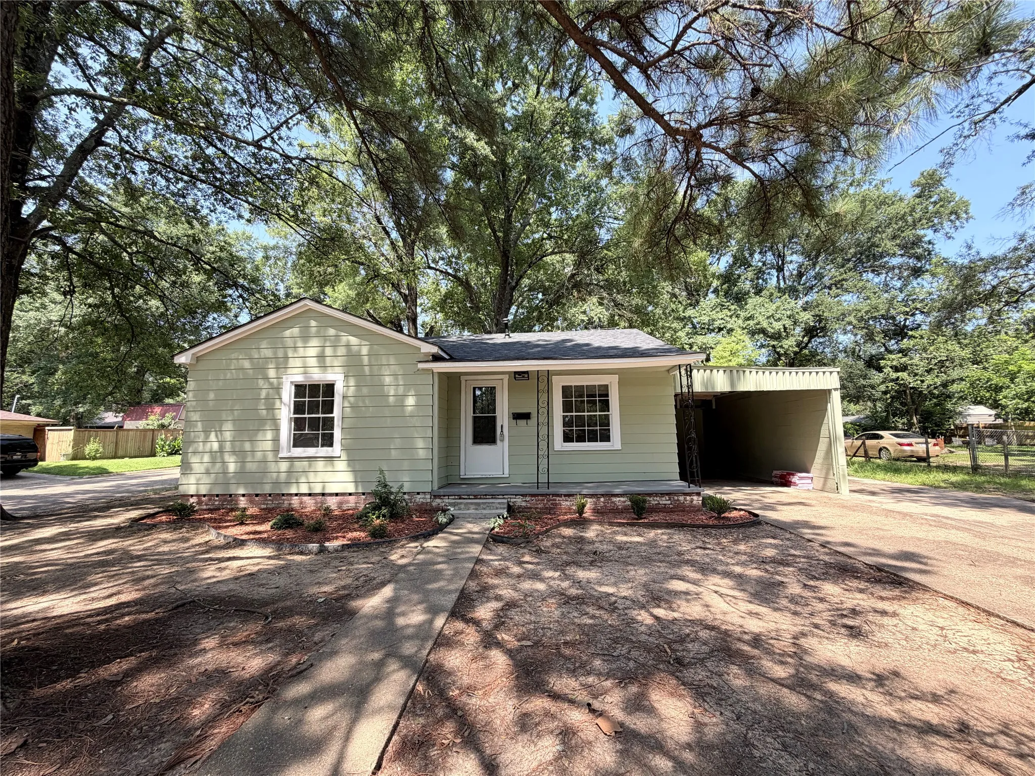 Single Family Residence For Sale in Bowie County , 4101 Elizabeth, Texarkana, Texas 75503, 3 Bedrooms, 2 Bathrooms, Garage spaces, 1,256 Sqft, built in 1940, Price $135,000, mls#21323276, Real Estate Agent in Texarkana, Homes For Sale in Bowie county, Homes For Sale in Texarkana, Realtor in Texarkana Texas, Real Estate Brokerage Independent Realty Texas, Luminita Cordes Realtor