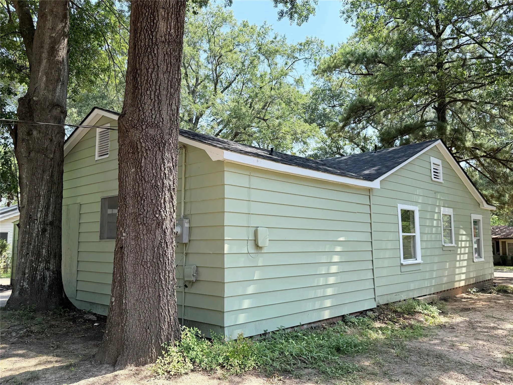 Single Family Residence For Sale in Bowie County , 4101 Elizabeth, Texarkana, Texas 75503, 3 Bedrooms, 2 Bathrooms, Garage spaces, 1,256 Sqft, built in 1940, Price $135,000, mls#21323276, Real Estate Agent in Texarkana, Homes For Sale in Bowie county, Homes For Sale in Texarkana, Realtor in Texarkana Texas, Real Estate Brokerage Independent Realty Texas, Luminita Cordes Realtor