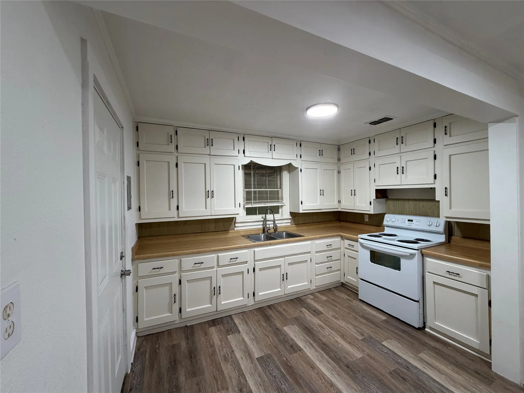 Single Family Residence For Sale in Bowie County , 4101 Elizabeth, Texarkana, Texas 75503, 3 Bedrooms, 2 Bathrooms, Garage spaces, 1,256 Sqft, built in 1940, Price $135,000, mls#21323276, Real Estate Agent in Texarkana, Homes For Sale in Bowie county, Homes For Sale in Texarkana, Realtor in Texarkana Texas, Real Estate Brokerage Independent Realty Texas, Luminita Cordes Realtor