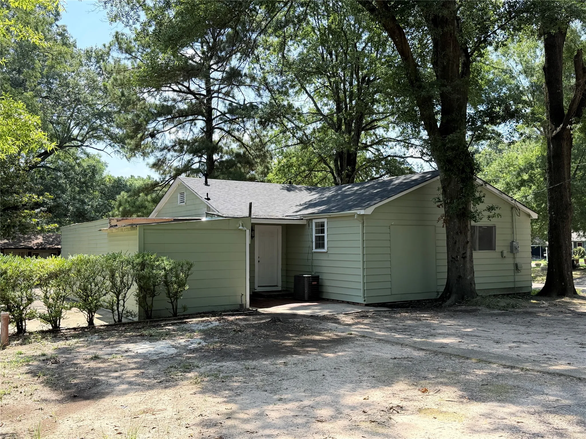 Single Family Residence For Sale in Bowie County , 4101 Elizabeth, Texarkana, Texas 75503, 3 Bedrooms, 2 Bathrooms, Garage spaces, 1,256 Sqft, built in 1940, Price $135,000, mls#21323276, Real Estate Agent in Texarkana, Homes For Sale in Bowie county, Homes For Sale in Texarkana, Realtor in Texarkana Texas, Real Estate Brokerage Independent Realty Texas, Luminita Cordes Realtor
