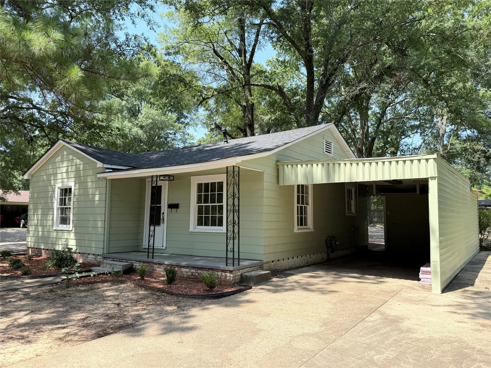 Single Family Residence For Sale in Bowie County , 4101 Elizabeth, Texarkana, Texas 75503, 3 Bedrooms, 2 Bathrooms, Garage spaces, 1,256 Sqft, built in 1940, Price $135,000, mls#21323276, Real Estate Agent in Texarkana, Homes For Sale in Bowie county, Homes For Sale in Texarkana, Realtor in Texarkana Texas, Real Estate Brokerage Independent Realty Texas, Luminita Cordes Realtor