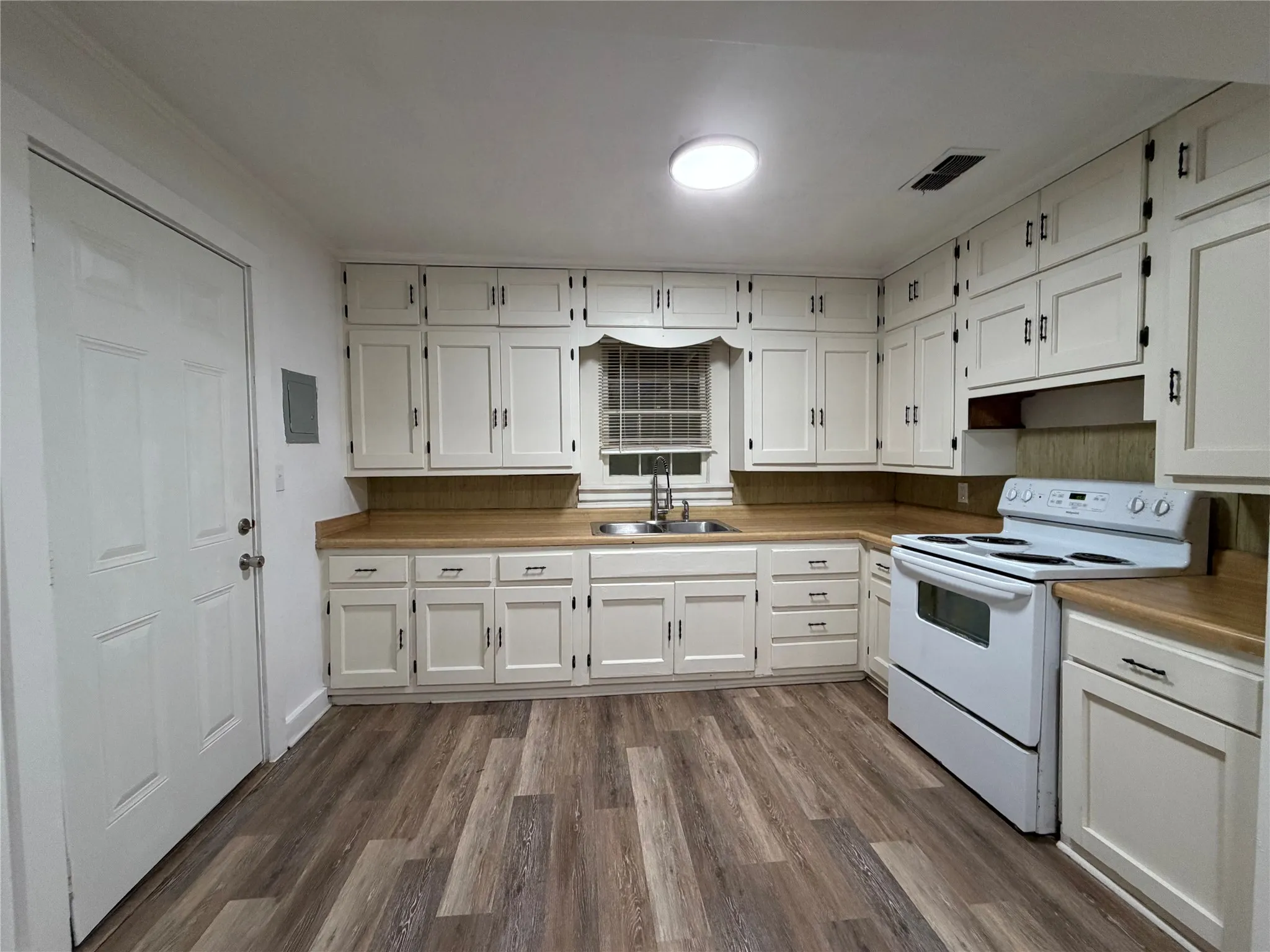 Single Family Residence For Sale in Bowie County , 4101 Elizabeth, Texarkana, Texas 75503, 3 Bedrooms, 2 Bathrooms, Garage spaces, 1,256 Sqft, built in 1940, Price $135,000, mls#21323276, Real Estate Agent in Texarkana, Homes For Sale in Bowie county, Homes For Sale in Texarkana, Realtor in Texarkana Texas, Real Estate Brokerage Independent Realty Texas, Luminita Cordes Realtor