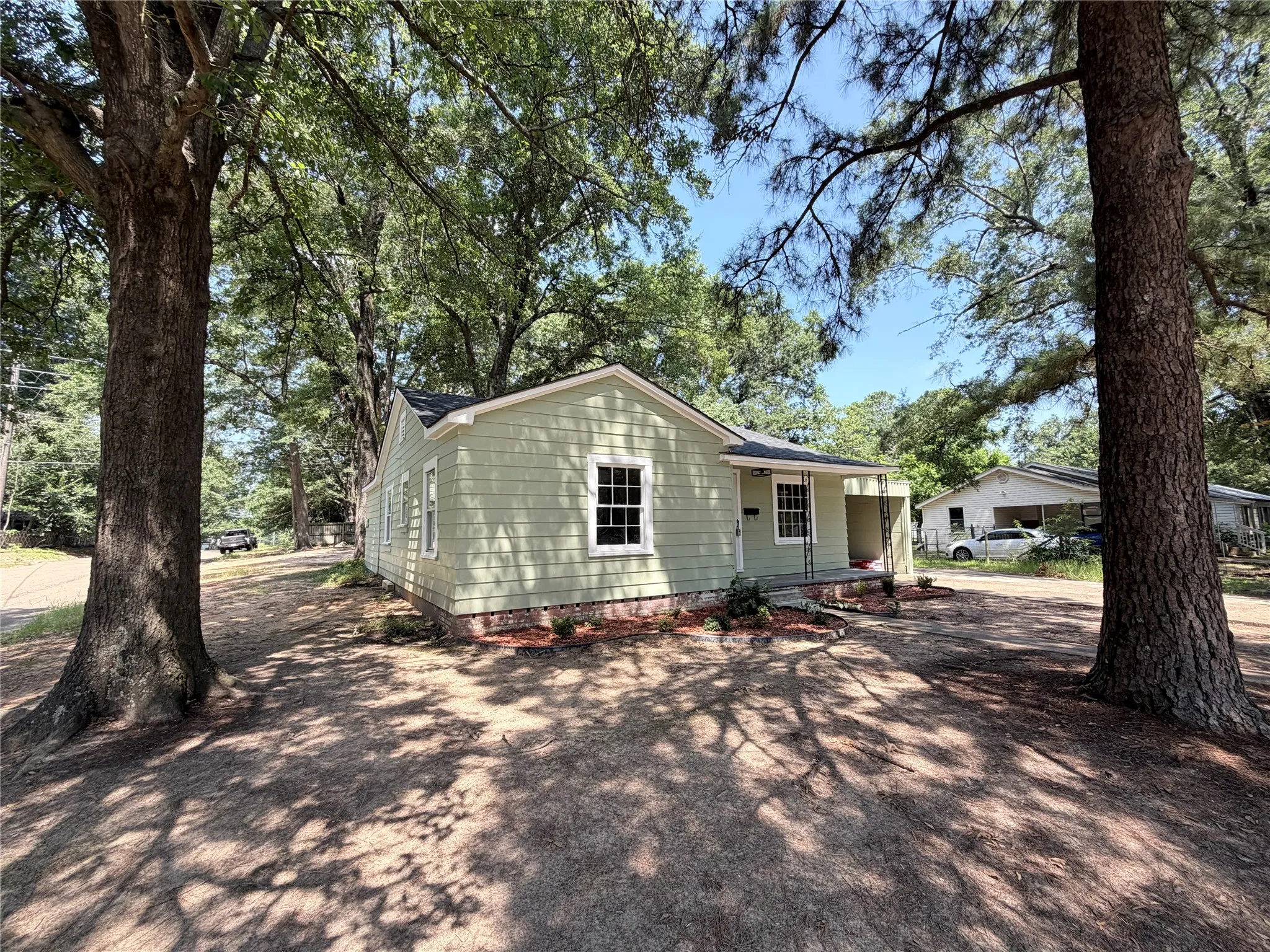 Single Family Residence For Sale in Bowie County , 4101 Elizabeth, Texarkana, Texas 75503, 3 Bedrooms, 2 Bathrooms, Garage spaces, 1,256 Sqft, built in 1940, Price $135,000, mls#21323276, Real Estate Agent in Texarkana, Homes For Sale in Bowie county, Homes For Sale in Texarkana, Realtor in Texarkana Texas, Real Estate Brokerage Independent Realty Texas, Luminita Cordes Realtor