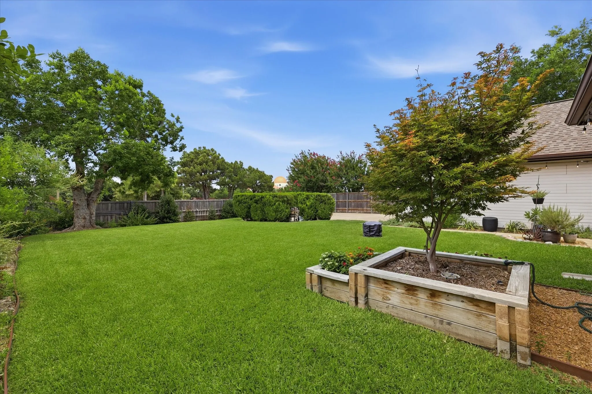 Front corner of the yard looking toward the driveway.