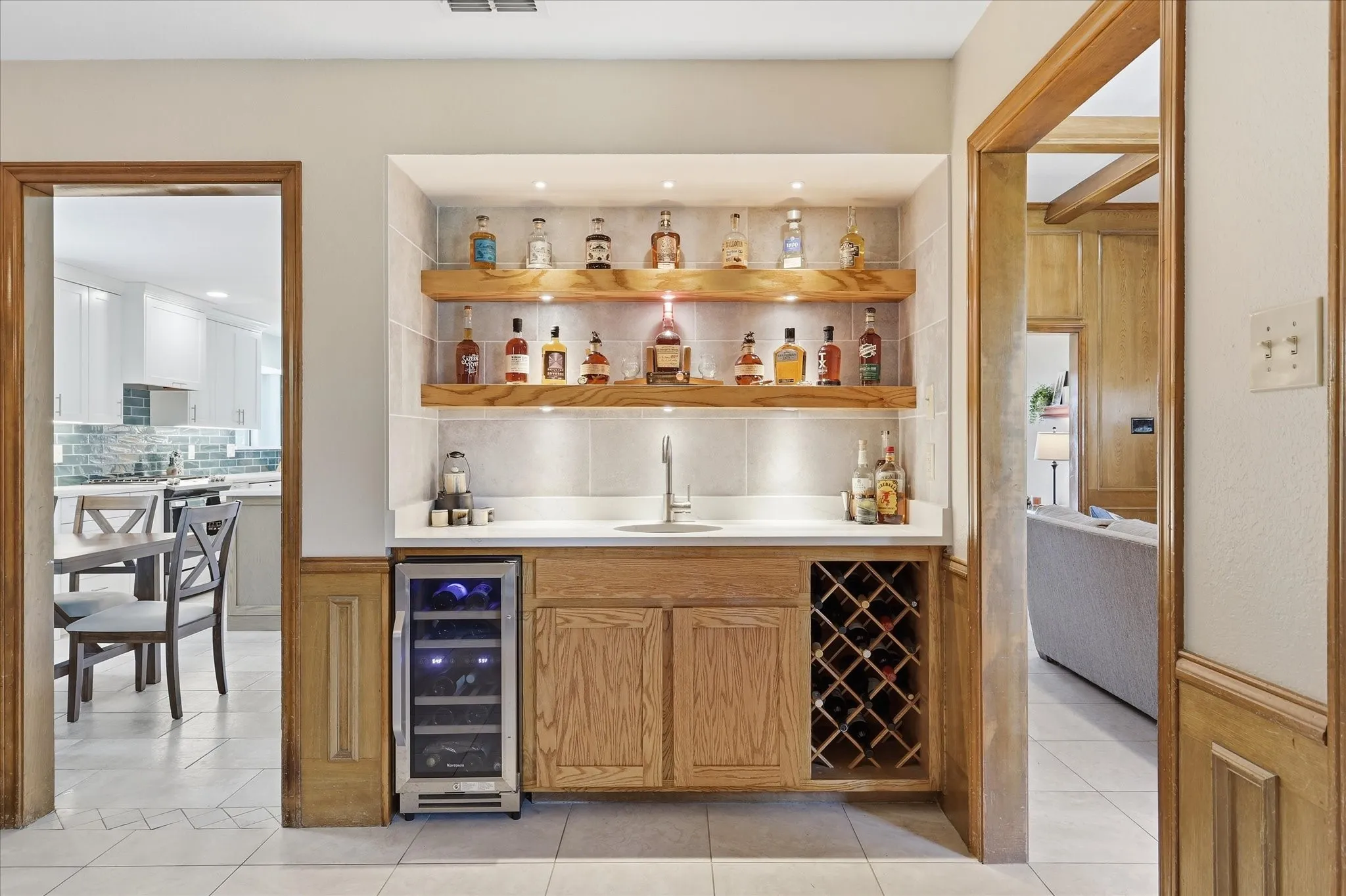 Very nice wet bar set up.