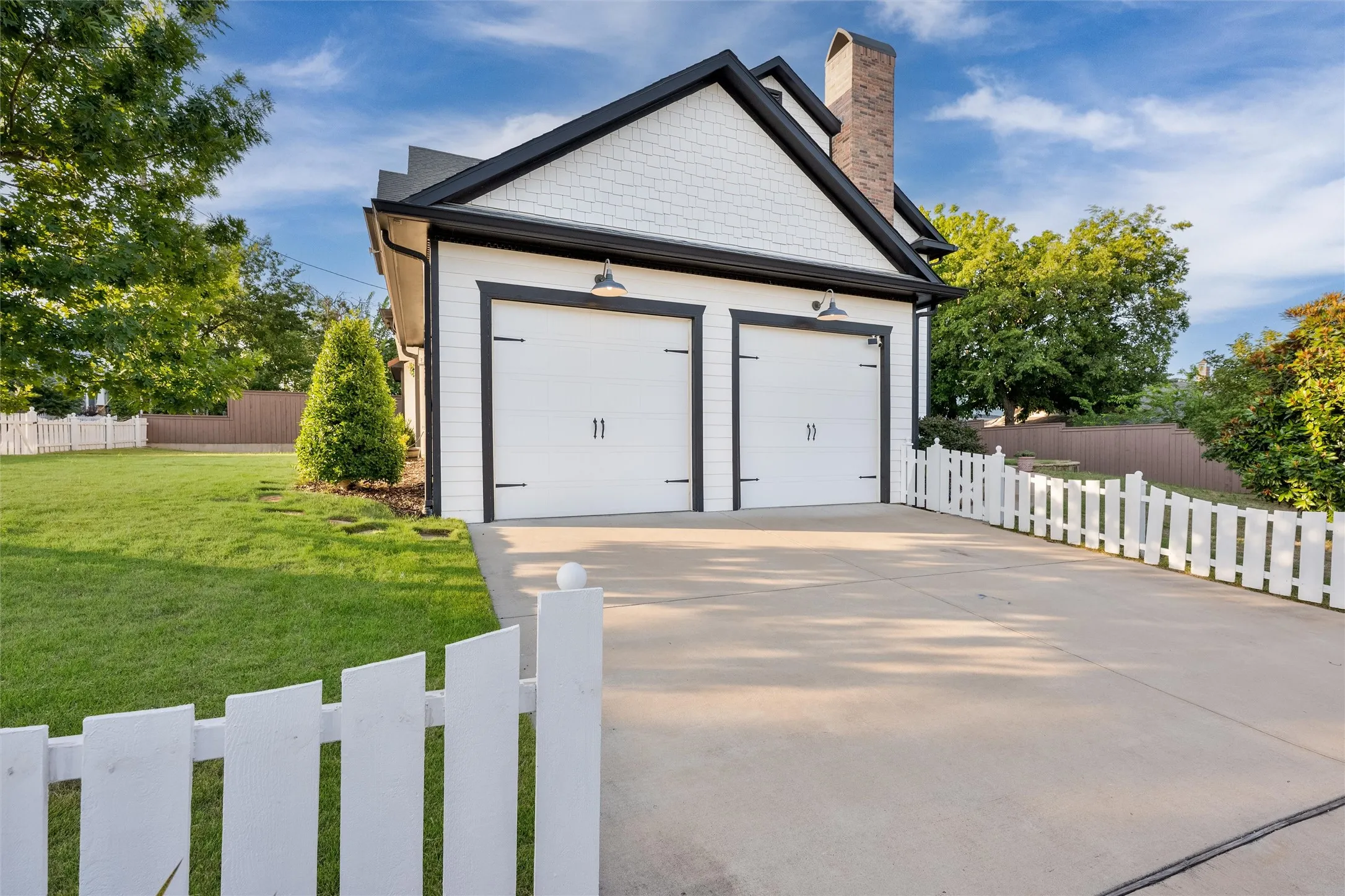 Oversized 2 car garage/side entrance