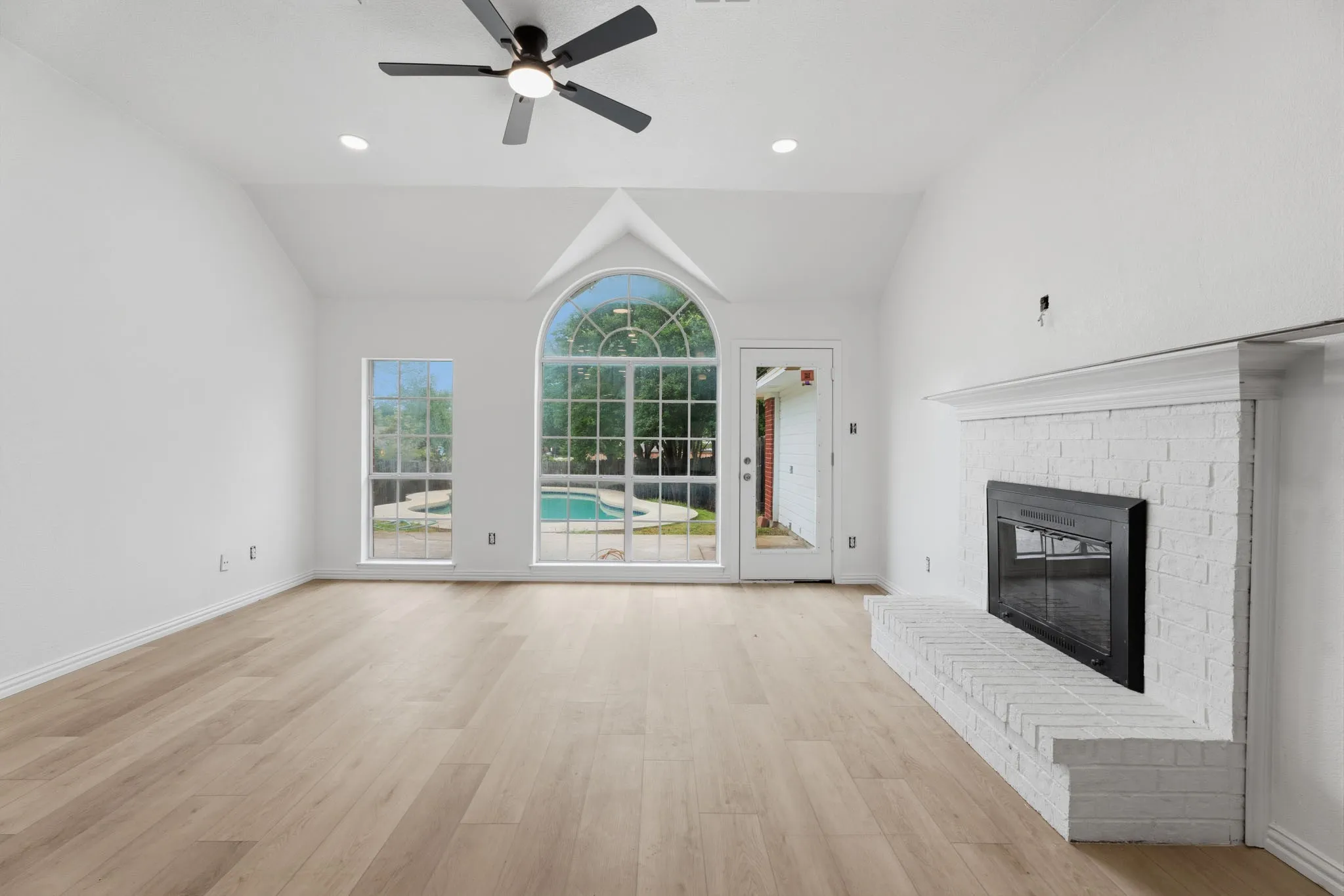 Single Family Residence For Sale in Collin County , 8260 Edgewater Drive, Frisco, Texas 75034, 3 Bedroom, 2 Bathroom, 2 Garage spaces, 1,526 Sqft, built in 1992, mls#21323294, Real Estate Agent in Frisco, Homes For Sale in Collin county, Homes For Sale in Frisco, Realtor in Frisco Texas, Real Estate Brokerage Independent Realty Texas, Luminita Cordes Realtor
