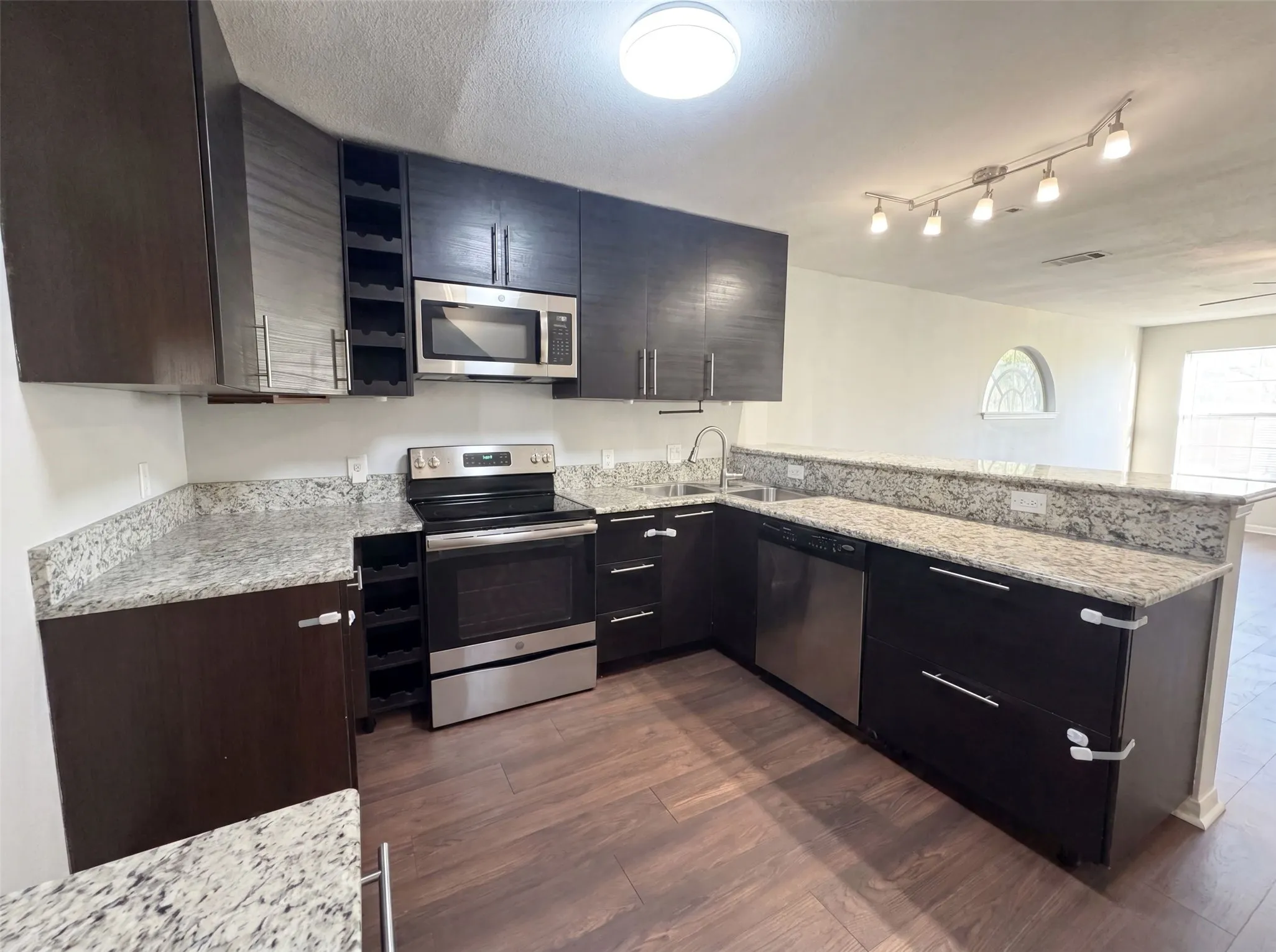 Single Family Residence For Sale in Denton County , 4526 S Horseshoe Trail, The Colony, Texas 75056, 3 Bedroom, 2 Bathroom, Garage spaces, 1,536 Sqft, built in 1980, mls#21323317, Real Estate Agent in The Colony, Homes For Sale in Denton county, Homes For Sale in The Colony, Realtor in The Colony Texas, Real Estate Brokerage Independent Realty Texas, Luminita Cordes Realtor