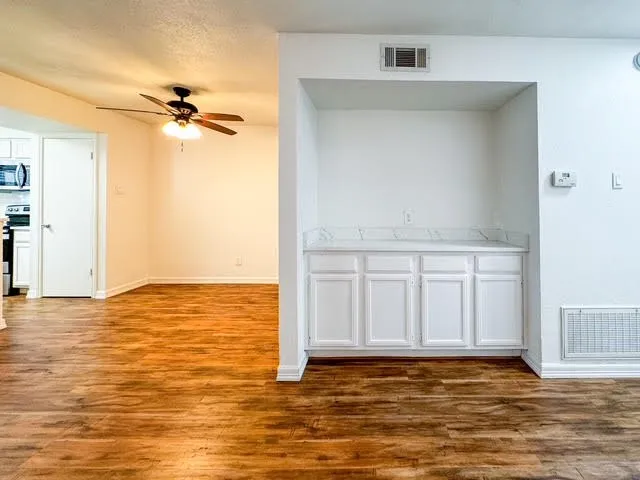 Condominium For Rent in Dallas County , 15151 Berry Trail 805, Dallas, Texas 75248, 1 Bedroom, 1 Bathroom, Garage spaces, 736 Sqft, built in 1980, mls#21323324, Real Estate Agent in Dallas, Homes For Rent in Dallas county, Homes For Rent in Dallas, Realtor in Dallas Texas, Real Estate Brokerage Independent Realty Texas, Luminita Cordes Realtor