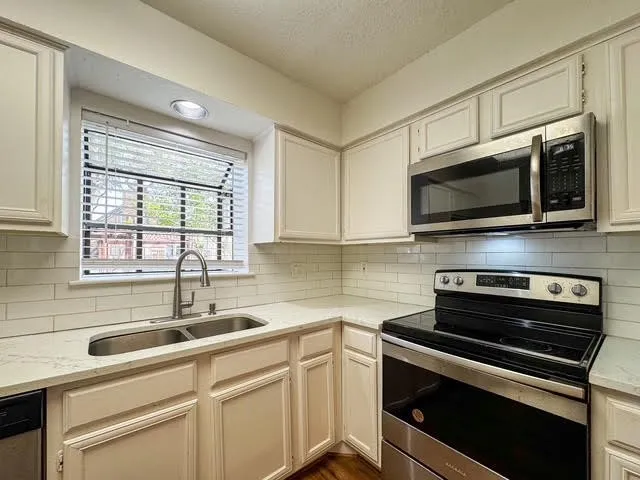 Condominium For Rent in Dallas County , 15151 Berry Trail 805, Dallas, Texas 75248, 1 Bedroom, 1 Bathroom, Garage spaces, 736 Sqft, built in 1980, mls#21323324, Real Estate Agent in Dallas, Homes For Rent in Dallas county, Homes For Rent in Dallas, Realtor in Dallas Texas, Real Estate Brokerage Independent Realty Texas, Luminita Cordes Realtor