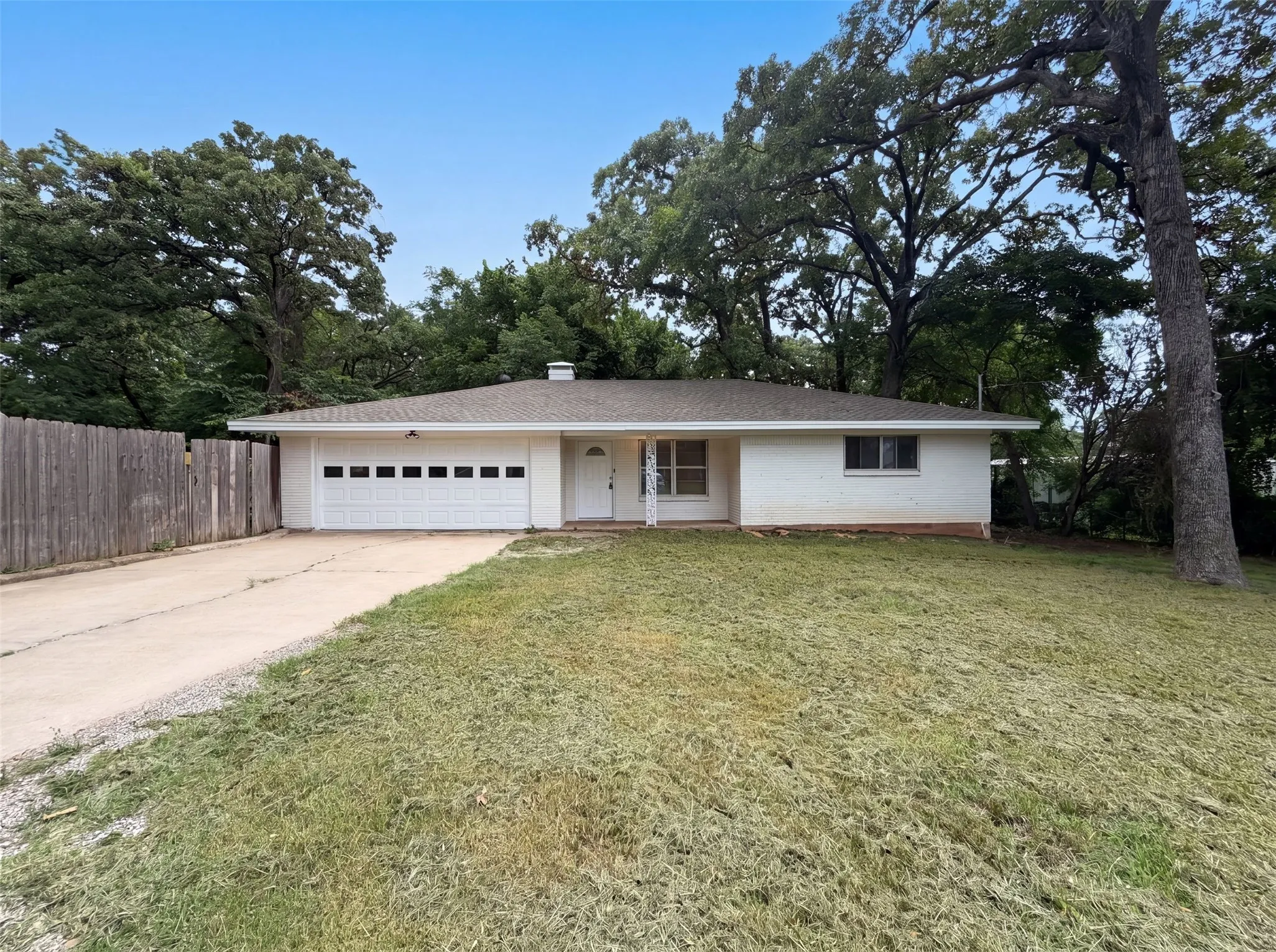 Single Family Residence For Sale in Grayson County , 437 Denison Drive, Pottsboro, Texas 75076, 2 Bedroom, 2 Bathroom, 2 Garage spaces, 1,111 Sqft, built in 1970, mls#21323325, Real Estate Agent in Pottsboro, Homes For Sale in Grayson county, Homes For Sale in Pottsboro, Realtor in Pottsboro Texas, Real Estate Brokerage Independent Realty Texas, Luminita Cordes Realtor