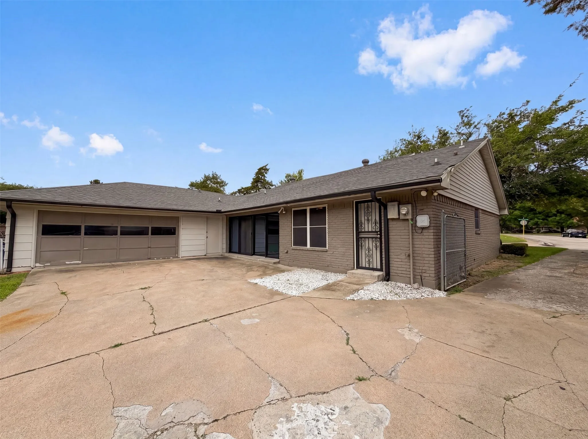 Single Family Residence For Sale in Dallas County , 316 Brookwood Drive, De Soto, Texas 75115, 3 Bedroom, 2 Bathroom, 2 Garage spaces, 2,298 Sqft, built in 1971, mls#21323334, Real Estate Agent in De Soto, Homes For Sale in Dallas county, Homes For Sale in De Soto, Realtor in De Soto Texas, Real Estate Brokerage Independent Realty Texas, Luminita Cordes Realtor