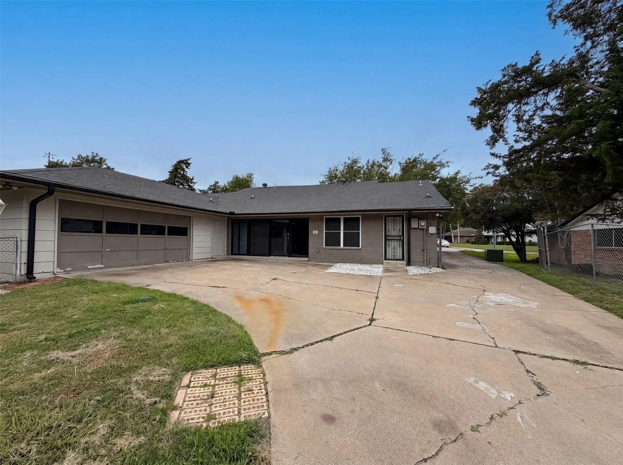 Single Family Residence For Sale in Dallas County , 316 Brookwood Drive, De Soto, Texas 75115, 3 Bedroom, 2 Bathroom, 2 Garage spaces, 2,298 Sqft, built in 1971, mls#21323334, Real Estate Agent in De Soto, Homes For Sale in Dallas county, Homes For Sale in De Soto, Realtor in De Soto Texas, Real Estate Brokerage Independent Realty Texas, Luminita Cordes Realtor