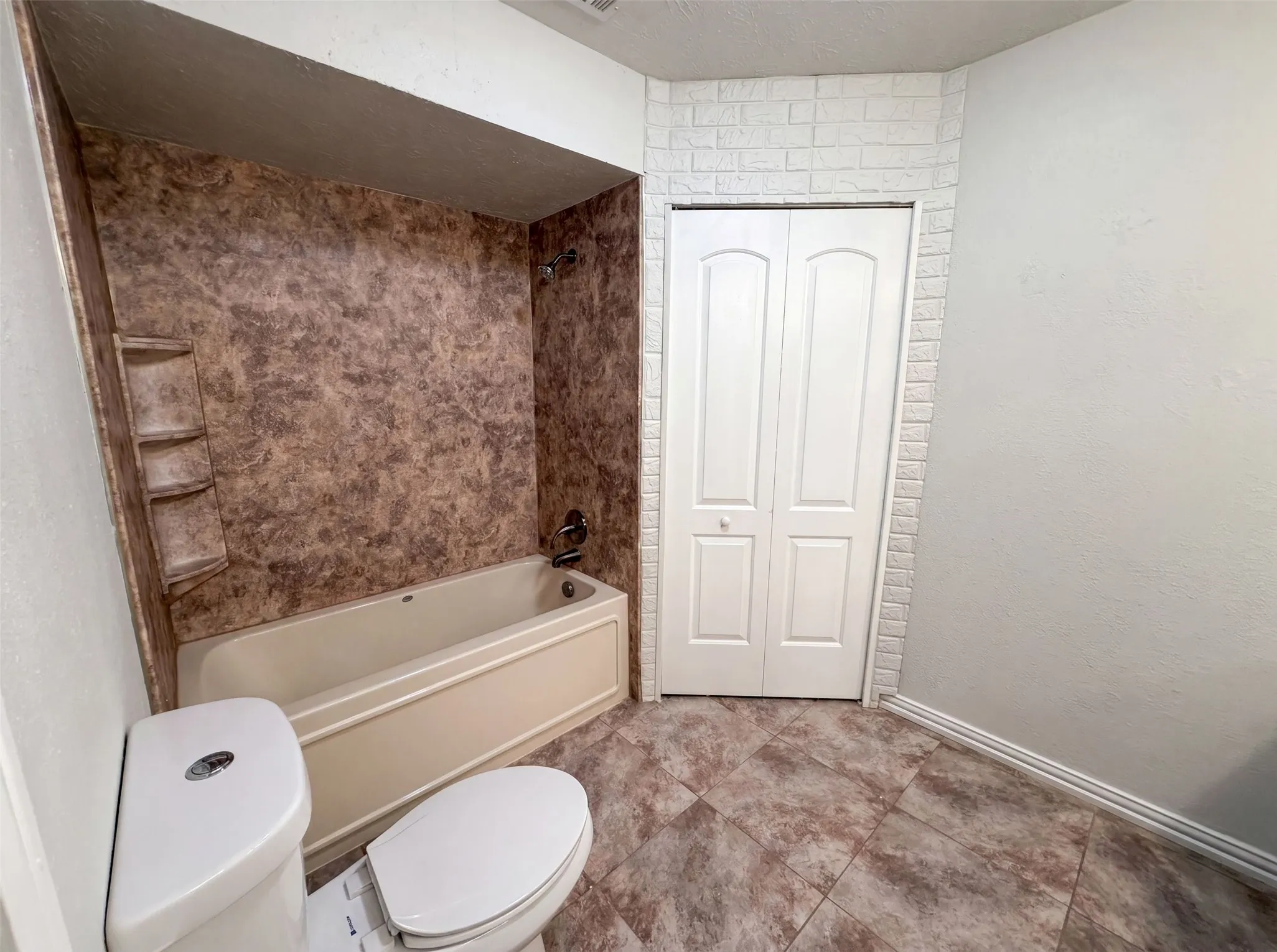 Single Family Residence For Sale in Dallas County , 316 Brookwood Drive, De Soto, Texas 75115, 3 Bedroom, 2 Bathroom, 2 Garage spaces, 2,298 Sqft, built in 1971, mls#21323334, Real Estate Agent in De Soto, Homes For Sale in Dallas county, Homes For Sale in De Soto, Realtor in De Soto Texas, Real Estate Brokerage Independent Realty Texas, Luminita Cordes Realtor
