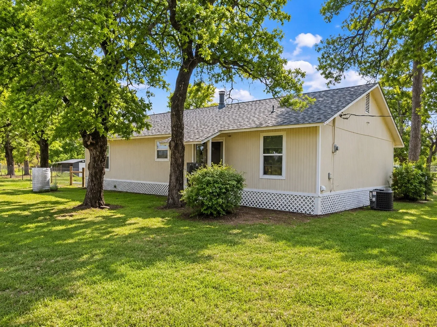 Single Family Residence For Sale in Smith County , 10038 County Road 313, Tyler, Texas 75706, 3 Bedroom, 2 Bathroom, Garage spaces, 1,664 Sqft, built in 1983, mls#21323345, Real Estate Agent in Tyler, Homes For Sale in Smith county, Homes For Sale in Tyler, Realtor in Tyler Texas, Real Estate Brokerage Independent Realty Texas, Luminita Cordes Realtor
