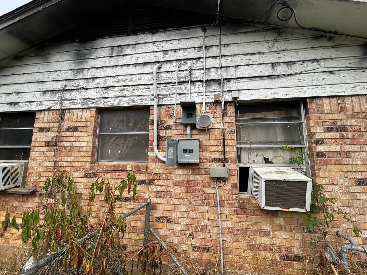 Single Family Residence For Sale in Anderson County , 115 Shadycreek Drive, Palestine, Texas 75801, 3 Bedrooms, 2 Bathrooms, Garage spaces, 1,920 Sqft, built in 1967, Price $39,000, mls#21323346, Real Estate Agent in Palestine, Homes For Sale in Anderson county, Homes For Sale in Palestine, Realtor in Palestine Texas, Real Estate Brokerage Independent Realty Texas, Luminita Cordes Realtor