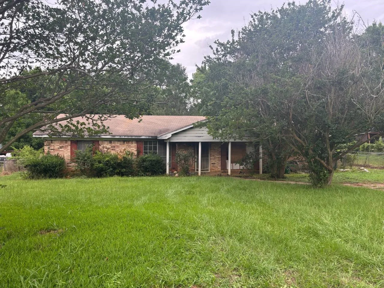 Single Family Residence For Sale in Anderson County , 115 Shadycreek Drive, Palestine, Texas 75801, 3 Bedrooms, 2 Bathrooms, Garage spaces, 1,920 Sqft, built in 1967, Price $39,000, mls#21323346, Real Estate Agent in Palestine, Homes For Sale in Anderson county, Homes For Sale in Palestine, Realtor in Palestine Texas, Real Estate Brokerage Independent Realty Texas, Luminita Cordes Realtor