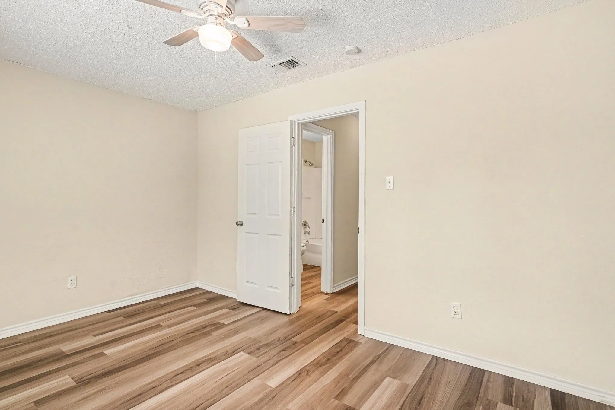 Duplex For Rent in Tarrant County , 1811 Lipscomb Street, Fort Worth, Texas 76110, 2 Bedroom, 1 Bathroom, 1 Garage spaces, 1,550 Sqft, built in 1985, mls#21323348, Real Estate Agent in Fort Worth, Homes For Rent in Tarrant county, Homes For Rent in Fort Worth, Realtor in Fort Worth Texas, Real Estate Brokerage Independent Realty Texas, Luminita Cordes Realtor