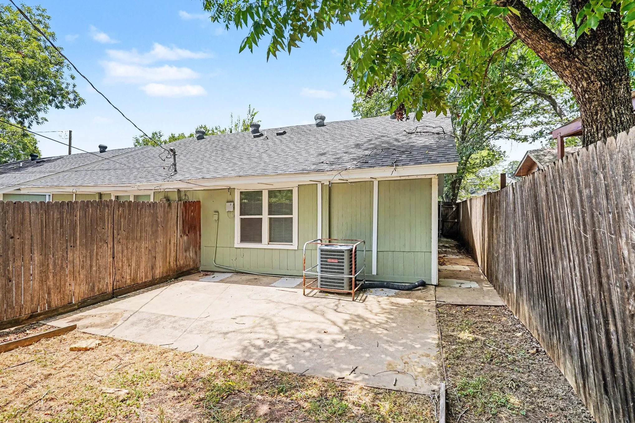 Duplex For Rent in Tarrant County , 1811 Lipscomb Street, Fort Worth, Texas 76110, 2 Bedroom, 1 Bathroom, 1 Garage spaces, 1,550 Sqft, built in 1985, mls#21323348, Real Estate Agent in Fort Worth, Homes For Rent in Tarrant county, Homes For Rent in Fort Worth, Realtor in Fort Worth Texas, Real Estate Brokerage Independent Realty Texas, Luminita Cordes Realtor