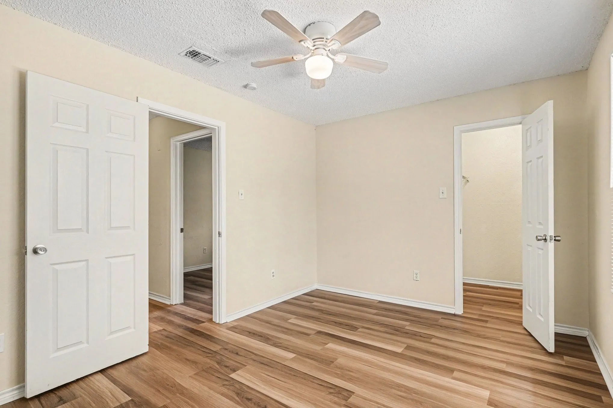 Duplex For Rent in Tarrant County , 1811 Lipscomb Street, Fort Worth, Texas 76110, 2 Bedroom, 1 Bathroom, 1 Garage spaces, 1,550 Sqft, built in 1985, mls#21323348, Real Estate Agent in Fort Worth, Homes For Rent in Tarrant county, Homes For Rent in Fort Worth, Realtor in Fort Worth Texas, Real Estate Brokerage Independent Realty Texas, Luminita Cordes Realtor
