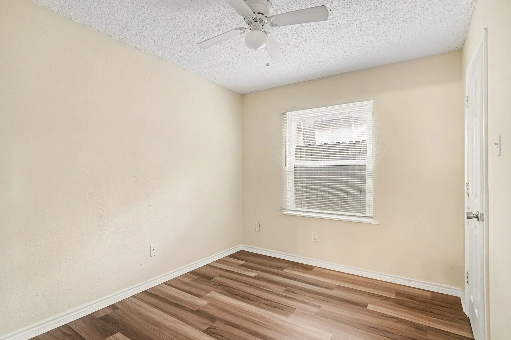 Duplex For Rent in Tarrant County , 1811 Lipscomb Street, Fort Worth, Texas 76110, 2 Bedroom, 1 Bathroom, 1 Garage spaces, 1,550 Sqft, built in 1985, mls#21323348, Real Estate Agent in Fort Worth, Homes For Rent in Tarrant county, Homes For Rent in Fort Worth, Realtor in Fort Worth Texas, Real Estate Brokerage Independent Realty Texas, Luminita Cordes Realtor