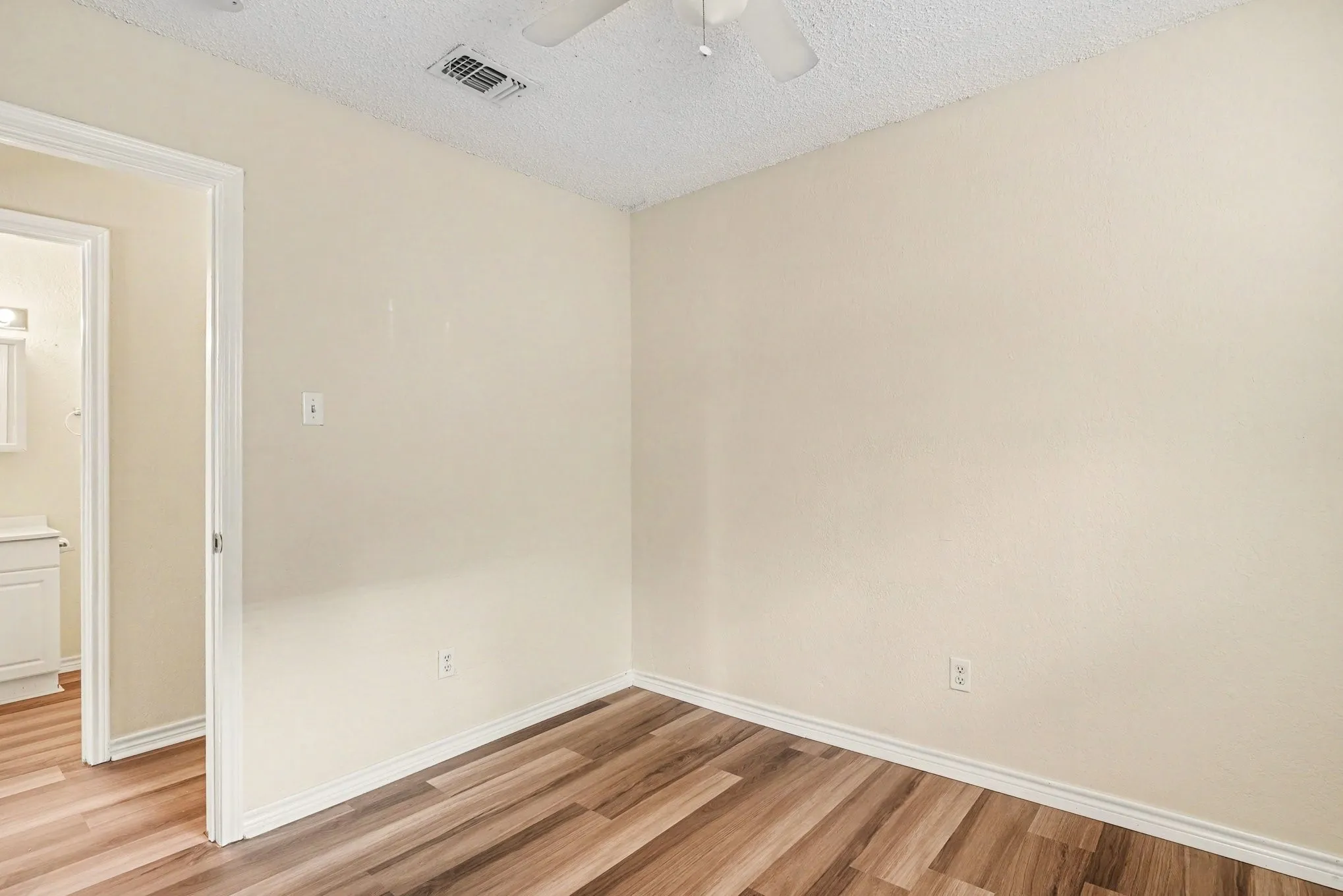 Duplex For Rent in Tarrant County , 1811 Lipscomb Street, Fort Worth, Texas 76110, 2 Bedroom, 1 Bathroom, 1 Garage spaces, 1,550 Sqft, built in 1985, mls#21323348, Real Estate Agent in Fort Worth, Homes For Rent in Tarrant county, Homes For Rent in Fort Worth, Realtor in Fort Worth Texas, Real Estate Brokerage Independent Realty Texas, Luminita Cordes Realtor