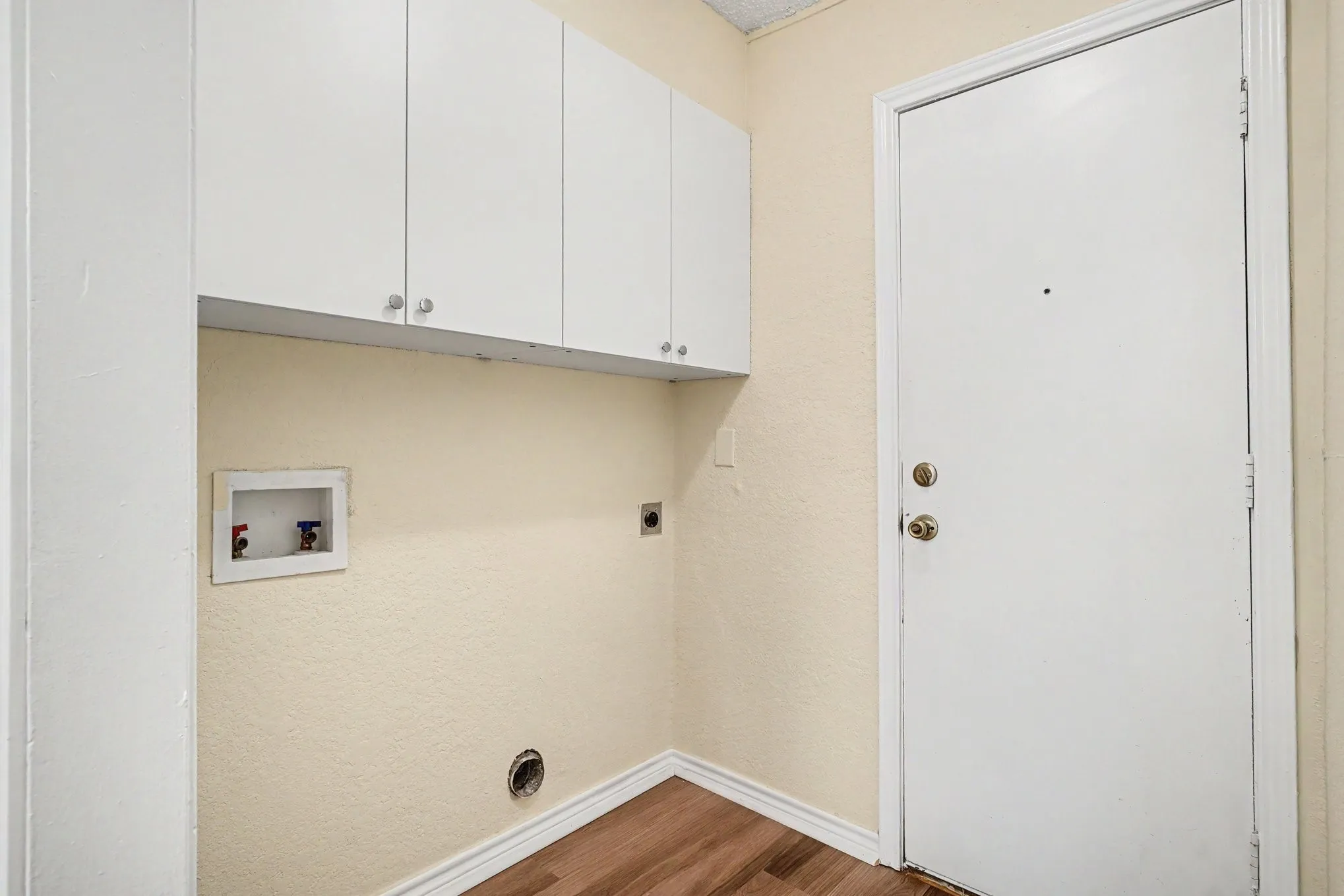 Duplex For Rent in Tarrant County , 1811 Lipscomb Street, Fort Worth, Texas 76110, 2 Bedroom, 1 Bathroom, 1 Garage spaces, 1,550 Sqft, built in 1985, mls#21323348, Real Estate Agent in Fort Worth, Homes For Rent in Tarrant county, Homes For Rent in Fort Worth, Realtor in Fort Worth Texas, Real Estate Brokerage Independent Realty Texas, Luminita Cordes Realtor