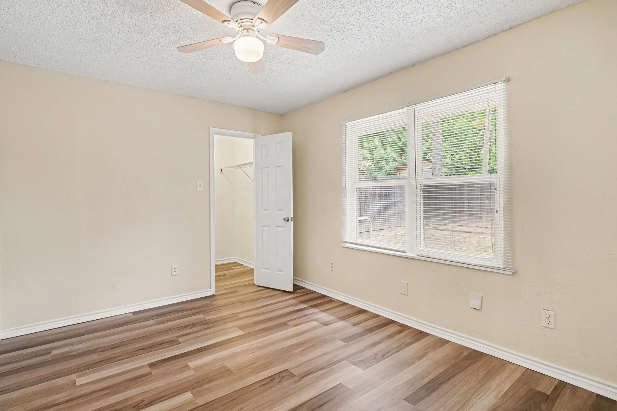 Duplex For Rent in Tarrant County , 1811 Lipscomb Street, Fort Worth, Texas 76110, 2 Bedroom, 1 Bathroom, 1 Garage spaces, 1,550 Sqft, built in 1985, mls#21323348, Real Estate Agent in Fort Worth, Homes For Rent in Tarrant county, Homes For Rent in Fort Worth, Realtor in Fort Worth Texas, Real Estate Brokerage Independent Realty Texas, Luminita Cordes Realtor