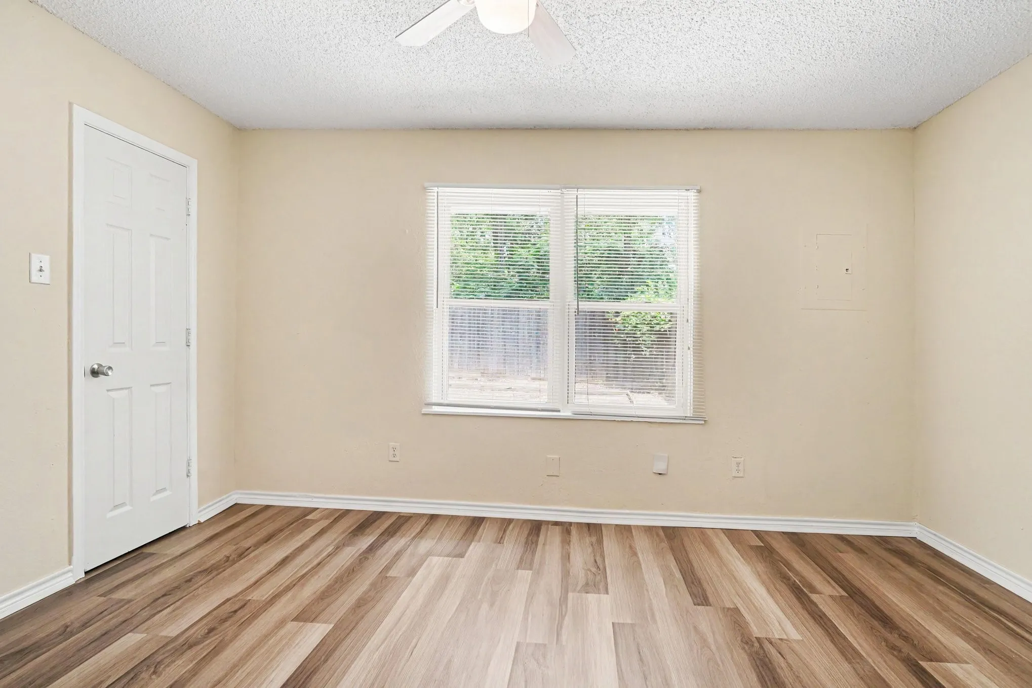 Duplex For Rent in Tarrant County , 1811 Lipscomb Street, Fort Worth, Texas 76110, 2 Bedroom, 1 Bathroom, 1 Garage spaces, 1,550 Sqft, built in 1985, mls#21323348, Real Estate Agent in Fort Worth, Homes For Rent in Tarrant county, Homes For Rent in Fort Worth, Realtor in Fort Worth Texas, Real Estate Brokerage Independent Realty Texas, Luminita Cordes Realtor