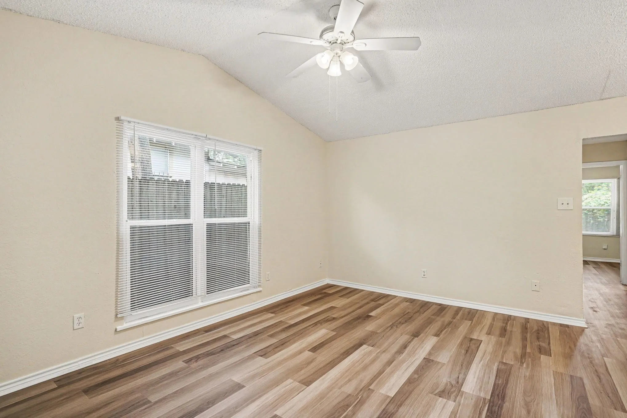 Duplex For Rent in Tarrant County , 1811 Lipscomb Street, Fort Worth, Texas 76110, 2 Bedroom, 1 Bathroom, 1 Garage spaces, 1,550 Sqft, built in 1985, mls#21323348, Real Estate Agent in Fort Worth, Homes For Rent in Tarrant county, Homes For Rent in Fort Worth, Realtor in Fort Worth Texas, Real Estate Brokerage Independent Realty Texas, Luminita Cordes Realtor