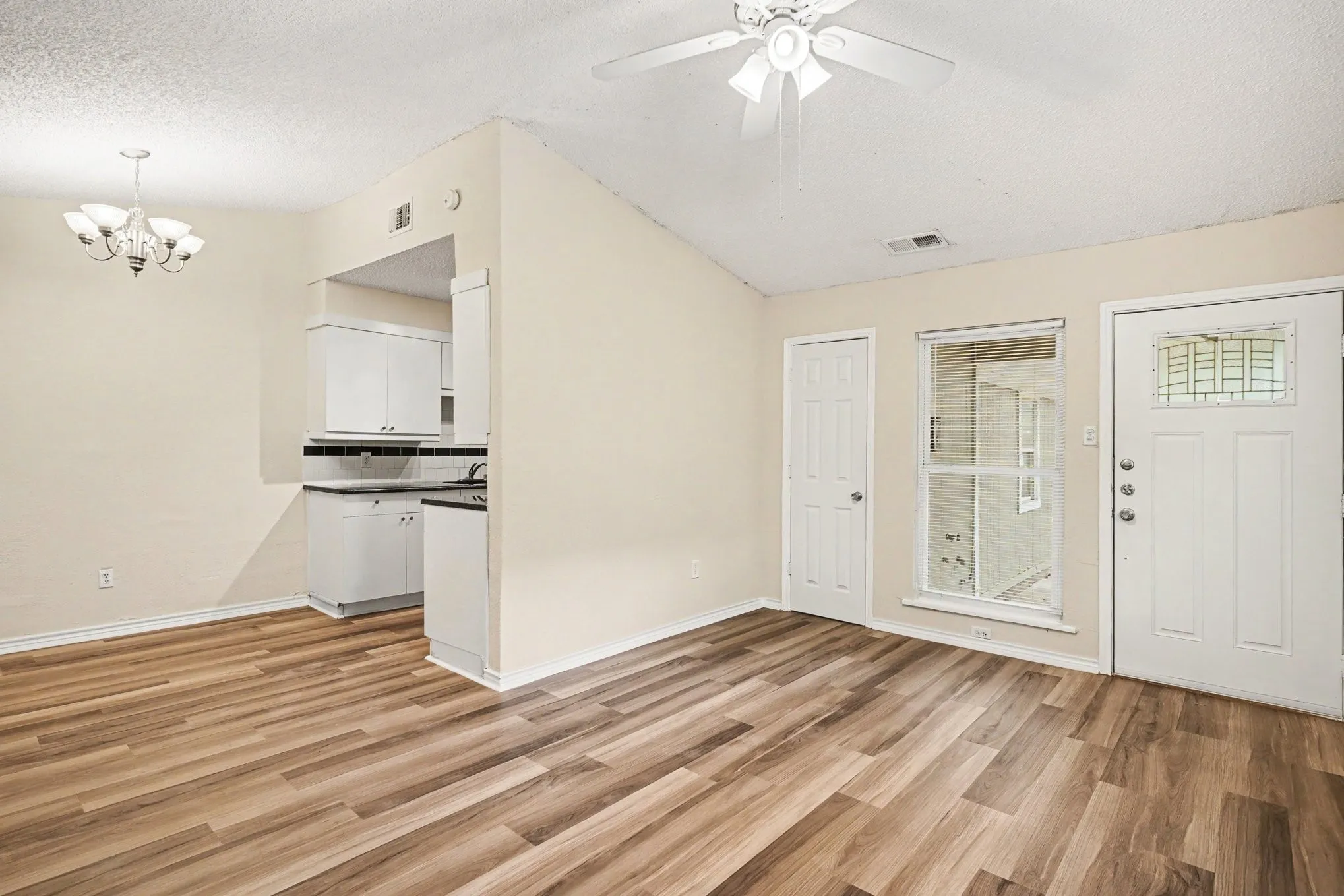 Duplex For Rent in Tarrant County , 1811 Lipscomb Street, Fort Worth, Texas 76110, 2 Bedroom, 1 Bathroom, 1 Garage spaces, 1,550 Sqft, built in 1985, mls#21323348, Real Estate Agent in Fort Worth, Homes For Rent in Tarrant county, Homes For Rent in Fort Worth, Realtor in Fort Worth Texas, Real Estate Brokerage Independent Realty Texas, Luminita Cordes Realtor