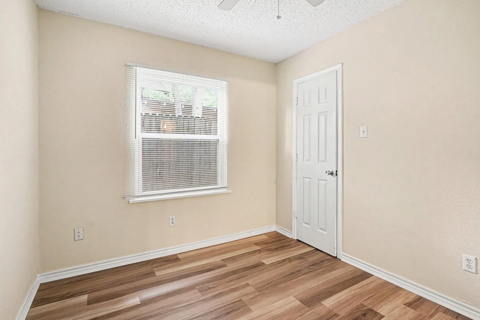 Duplex For Rent in Tarrant County , 1811 Lipscomb Street, Fort Worth, Texas 76110, 2 Bedroom, 1 Bathroom, 1 Garage spaces, 1,550 Sqft, built in 1985, mls#21323348, Real Estate Agent in Fort Worth, Homes For Rent in Tarrant county, Homes For Rent in Fort Worth, Realtor in Fort Worth Texas, Real Estate Brokerage Independent Realty Texas, Luminita Cordes Realtor