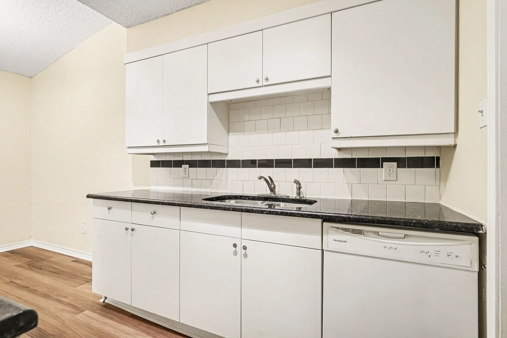 Duplex For Rent in Tarrant County , 1811 Lipscomb Street, Fort Worth, Texas 76110, 2 Bedroom, 1 Bathroom, 1 Garage spaces, 1,550 Sqft, built in 1985, mls#21323348, Real Estate Agent in Fort Worth, Homes For Rent in Tarrant county, Homes For Rent in Fort Worth, Realtor in Fort Worth Texas, Real Estate Brokerage Independent Realty Texas, Luminita Cordes Realtor