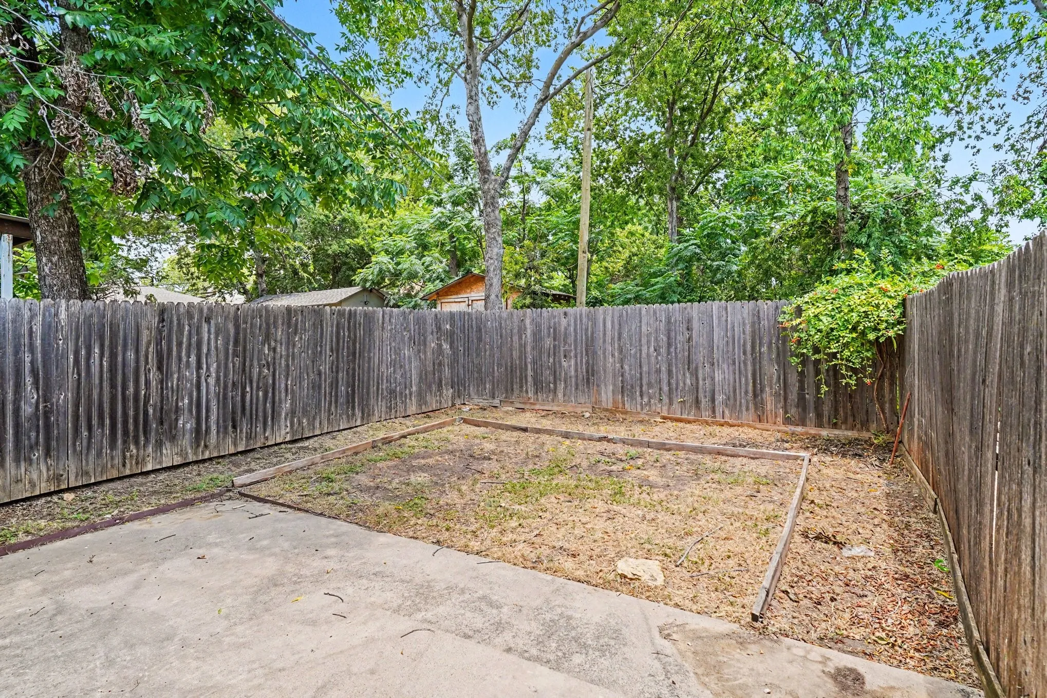 Duplex For Rent in Tarrant County , 1811 Lipscomb Street, Fort Worth, Texas 76110, 2 Bedroom, 1 Bathroom, 1 Garage spaces, 1,550 Sqft, built in 1985, mls#21323348, Real Estate Agent in Fort Worth, Homes For Rent in Tarrant county, Homes For Rent in Fort Worth, Realtor in Fort Worth Texas, Real Estate Brokerage Independent Realty Texas, Luminita Cordes Realtor