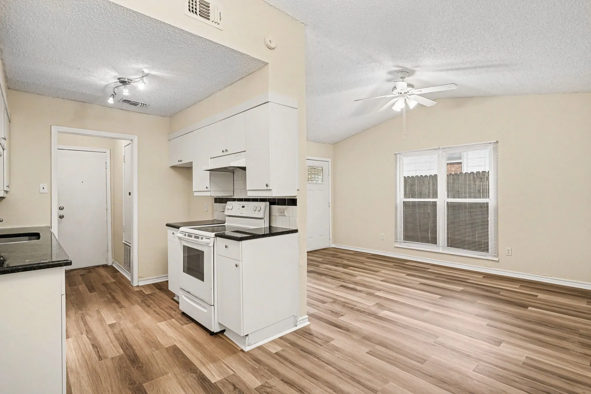 Duplex For Rent in Tarrant County , 1811 Lipscomb Street, Fort Worth, Texas 76110, 2 Bedroom, 1 Bathroom, 1 Garage spaces, 1,550 Sqft, built in 1985, mls#21323348, Real Estate Agent in Fort Worth, Homes For Rent in Tarrant county, Homes For Rent in Fort Worth, Realtor in Fort Worth Texas, Real Estate Brokerage Independent Realty Texas, Luminita Cordes Realtor